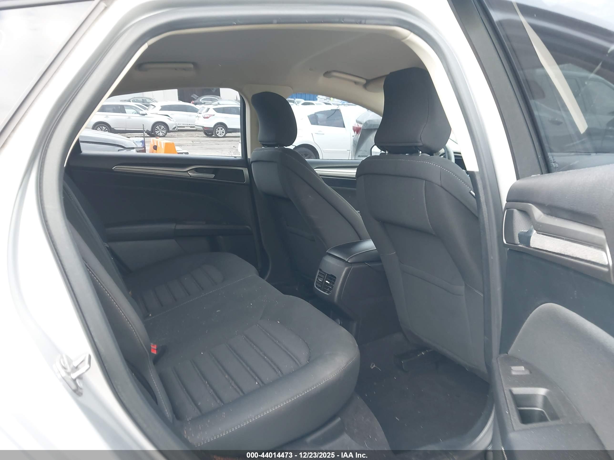 FORD FUSION image 8
