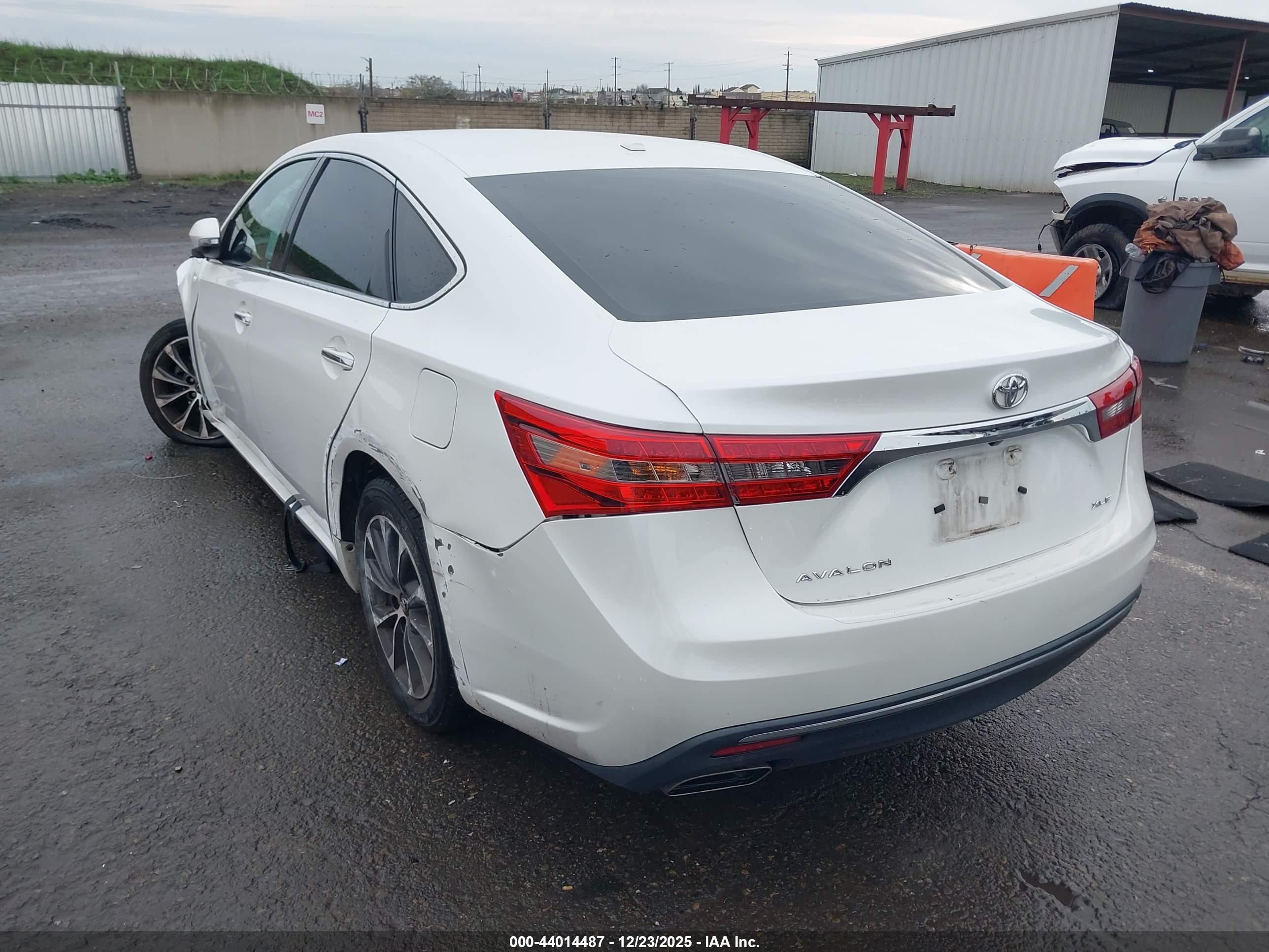 TOYOTA AVALON image 3