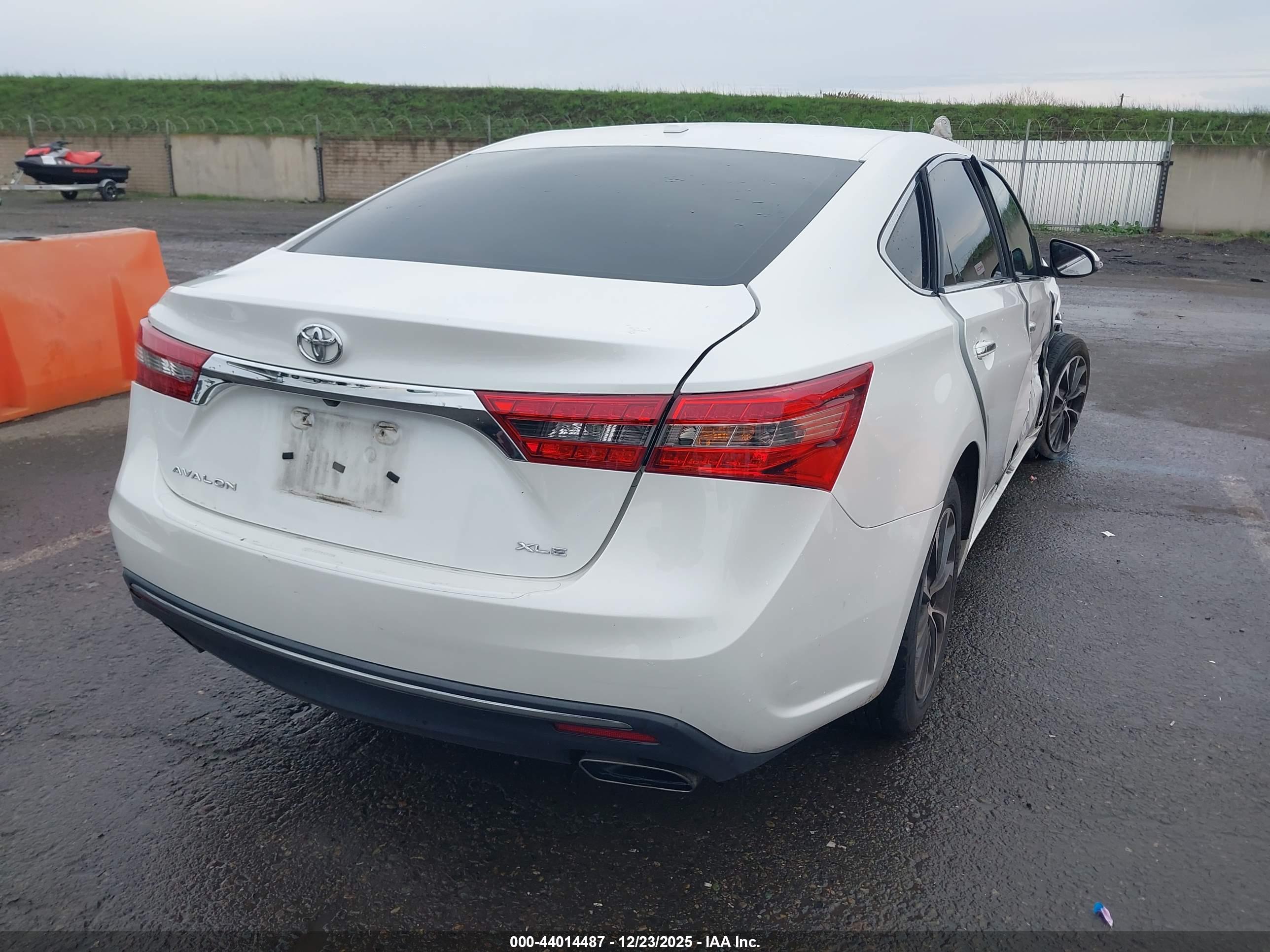 TOYOTA AVALON image 4