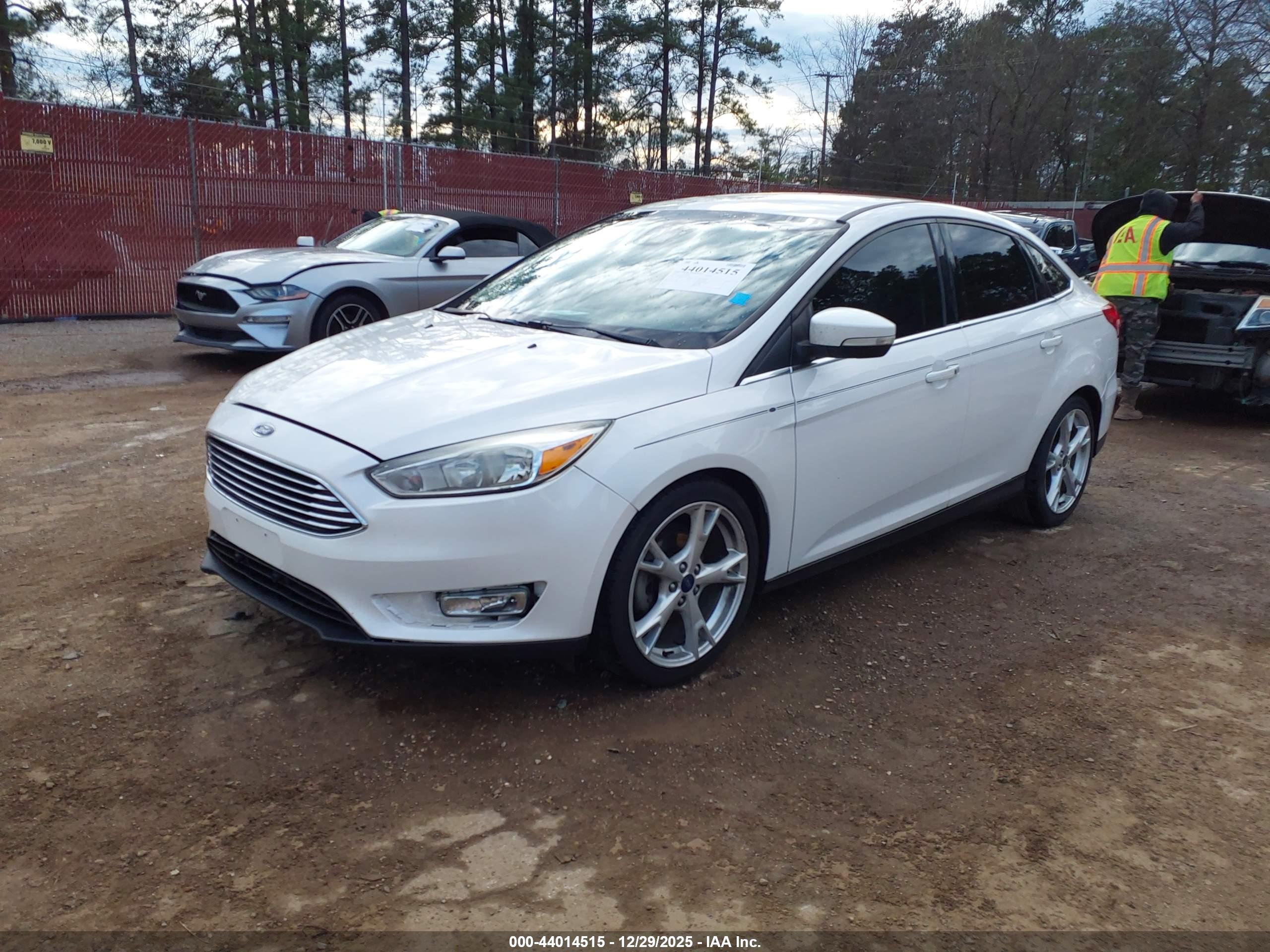 FORD FOCUS image 2
