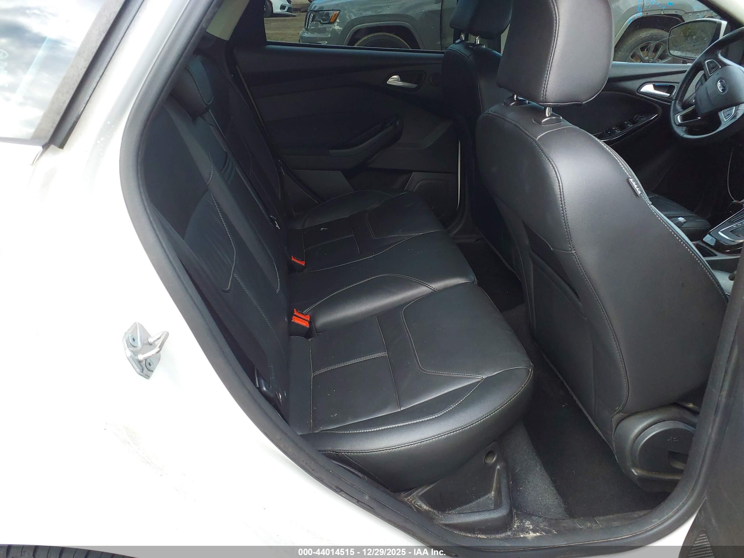 FORD FOCUS image 8