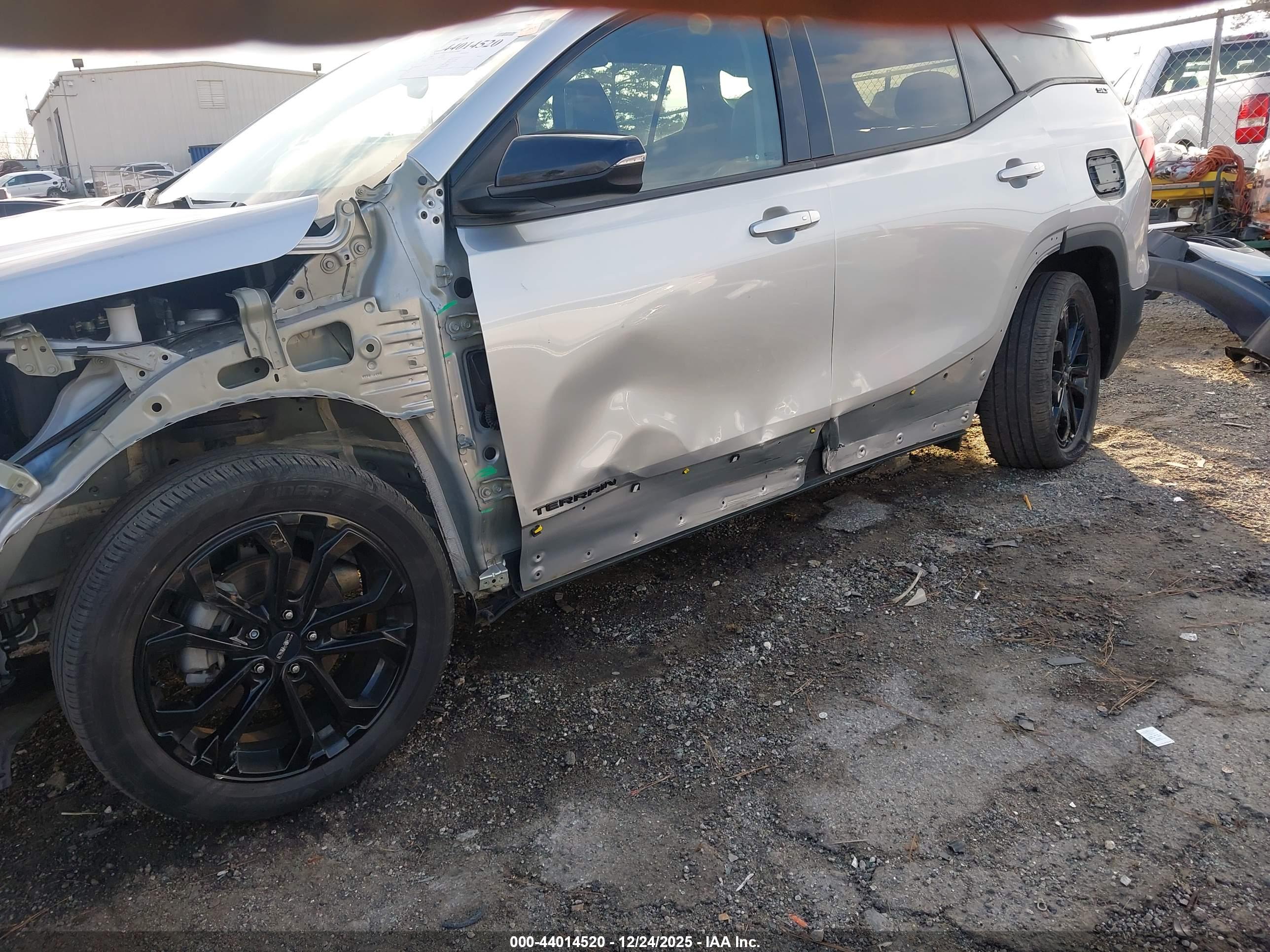 GMC TERRAIN image 6