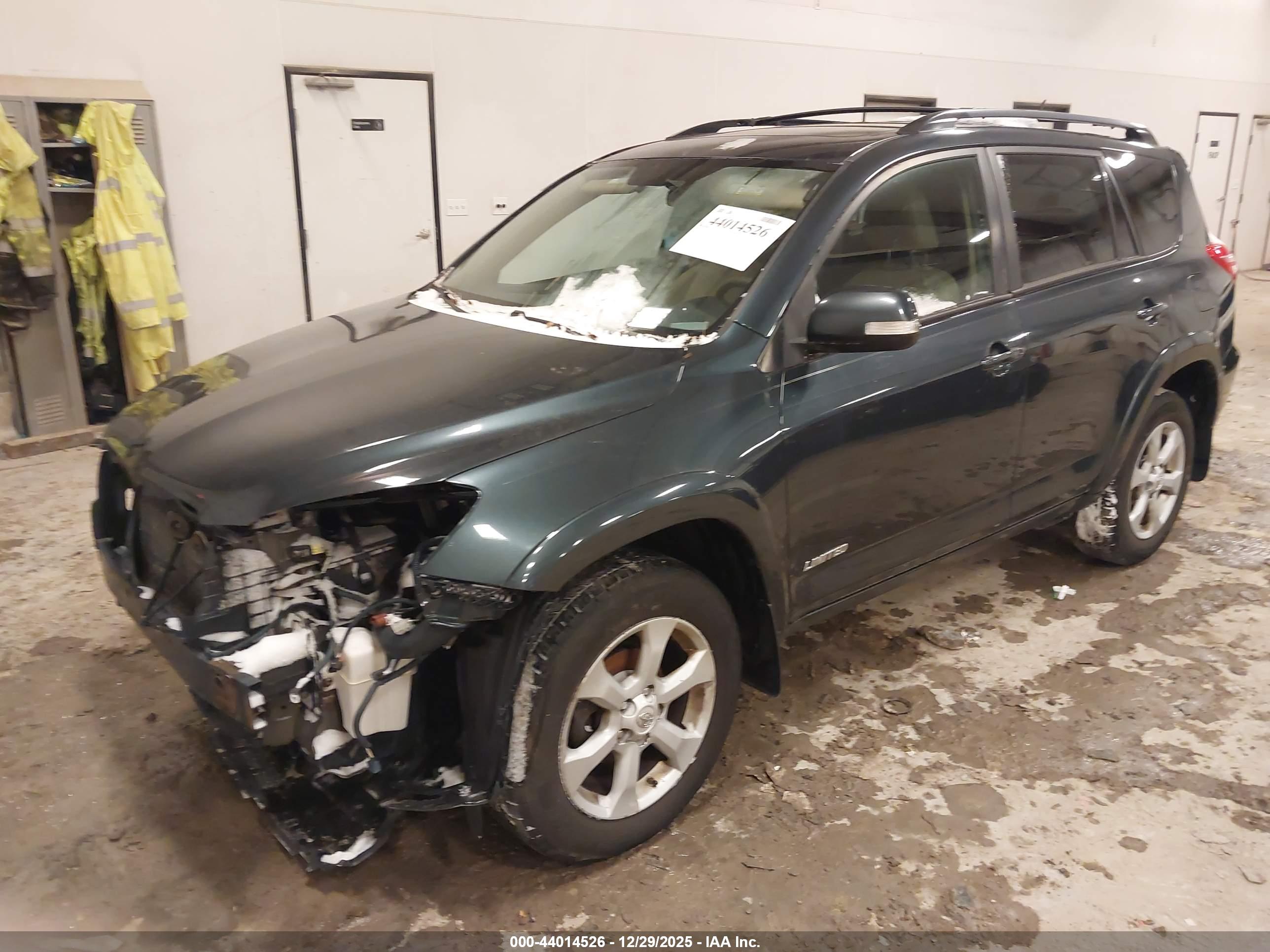 TOYOTA RAV4 image 2