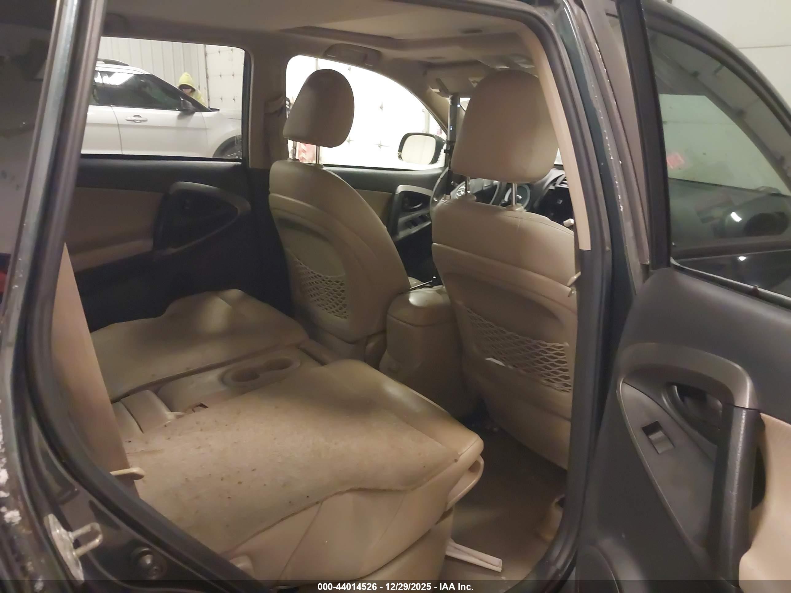 TOYOTA RAV4 image 8