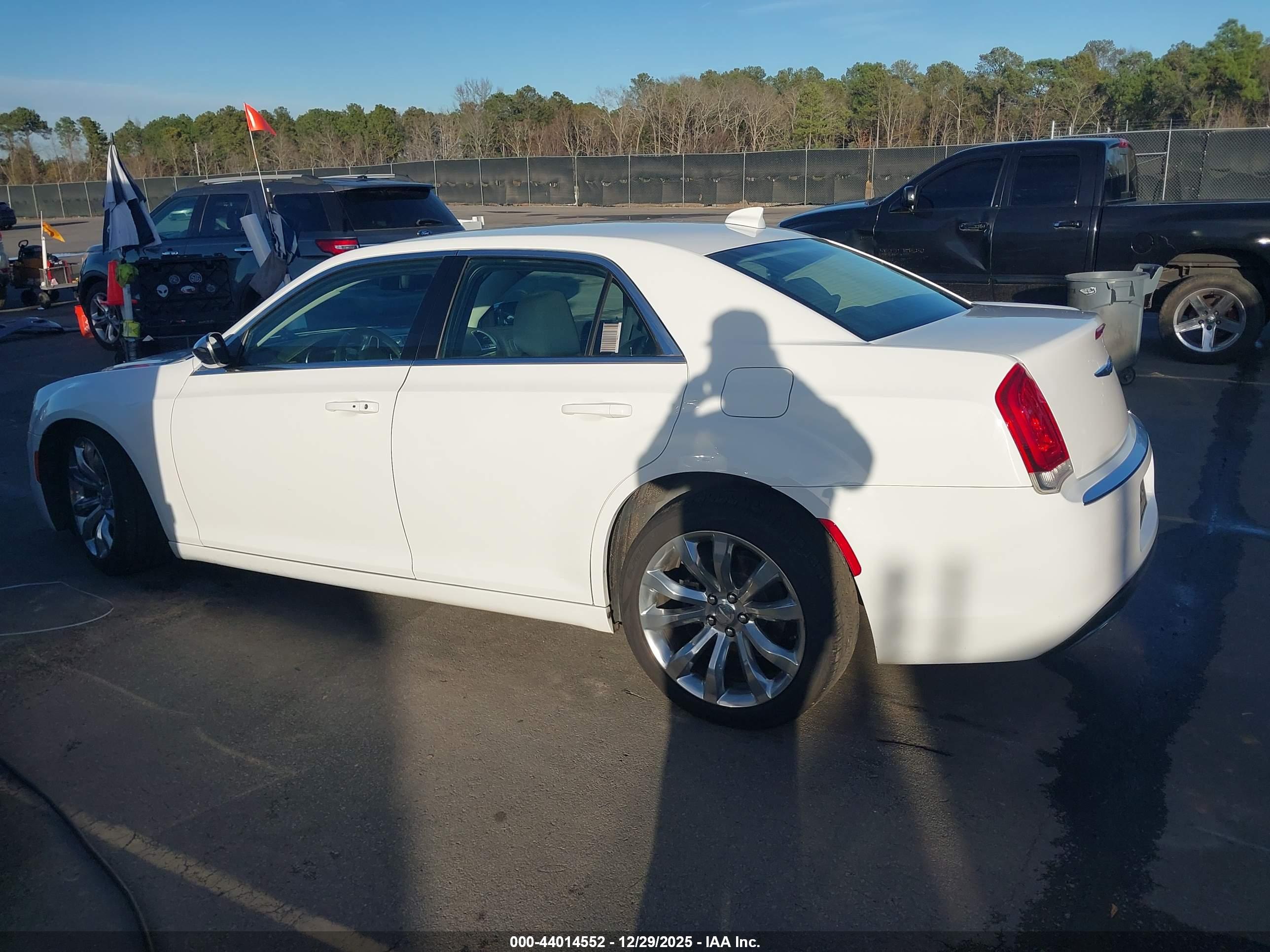 CHRYSLER 300 image 3