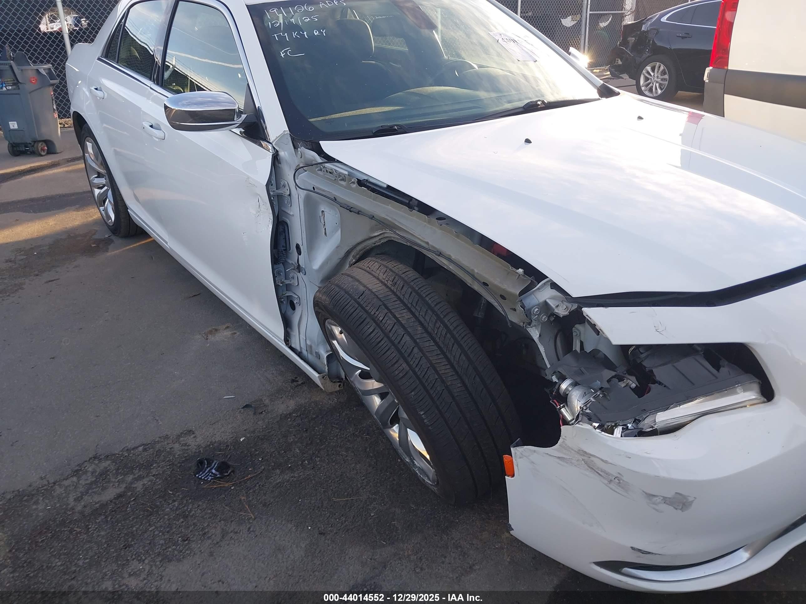 CHRYSLER 300 image 6