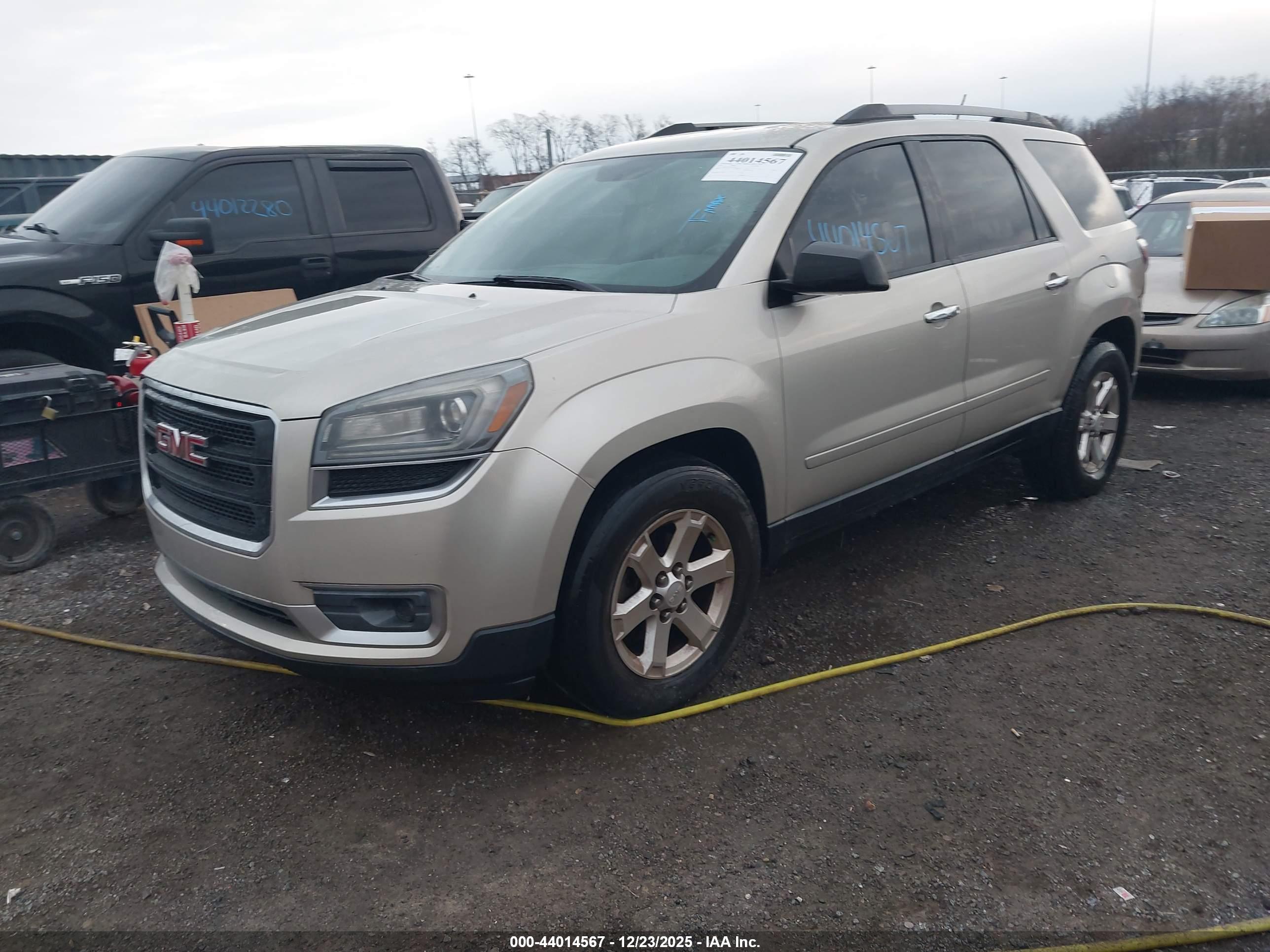 GMC ACADIA image 2