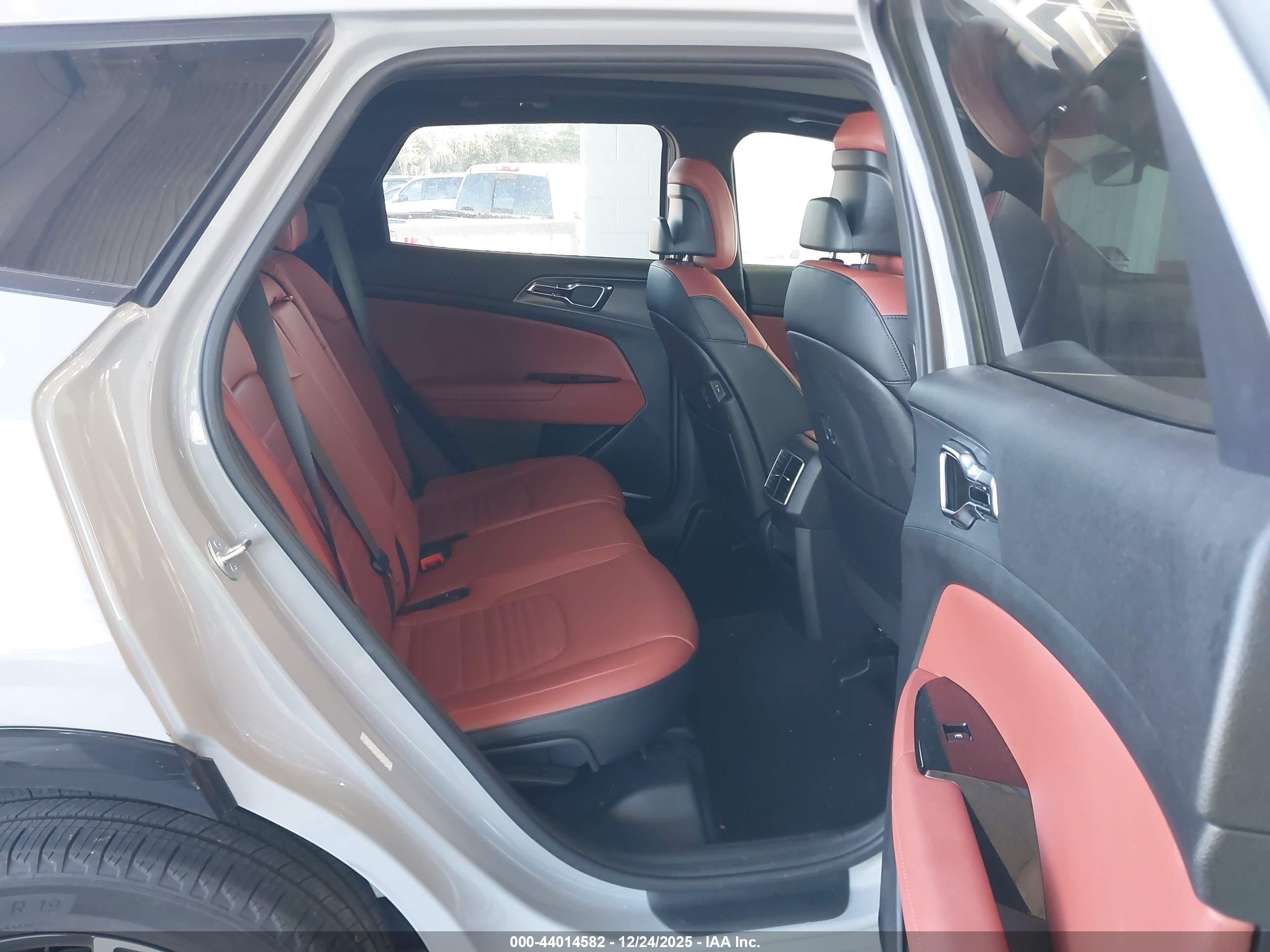 KIA SPORTAGE image 8