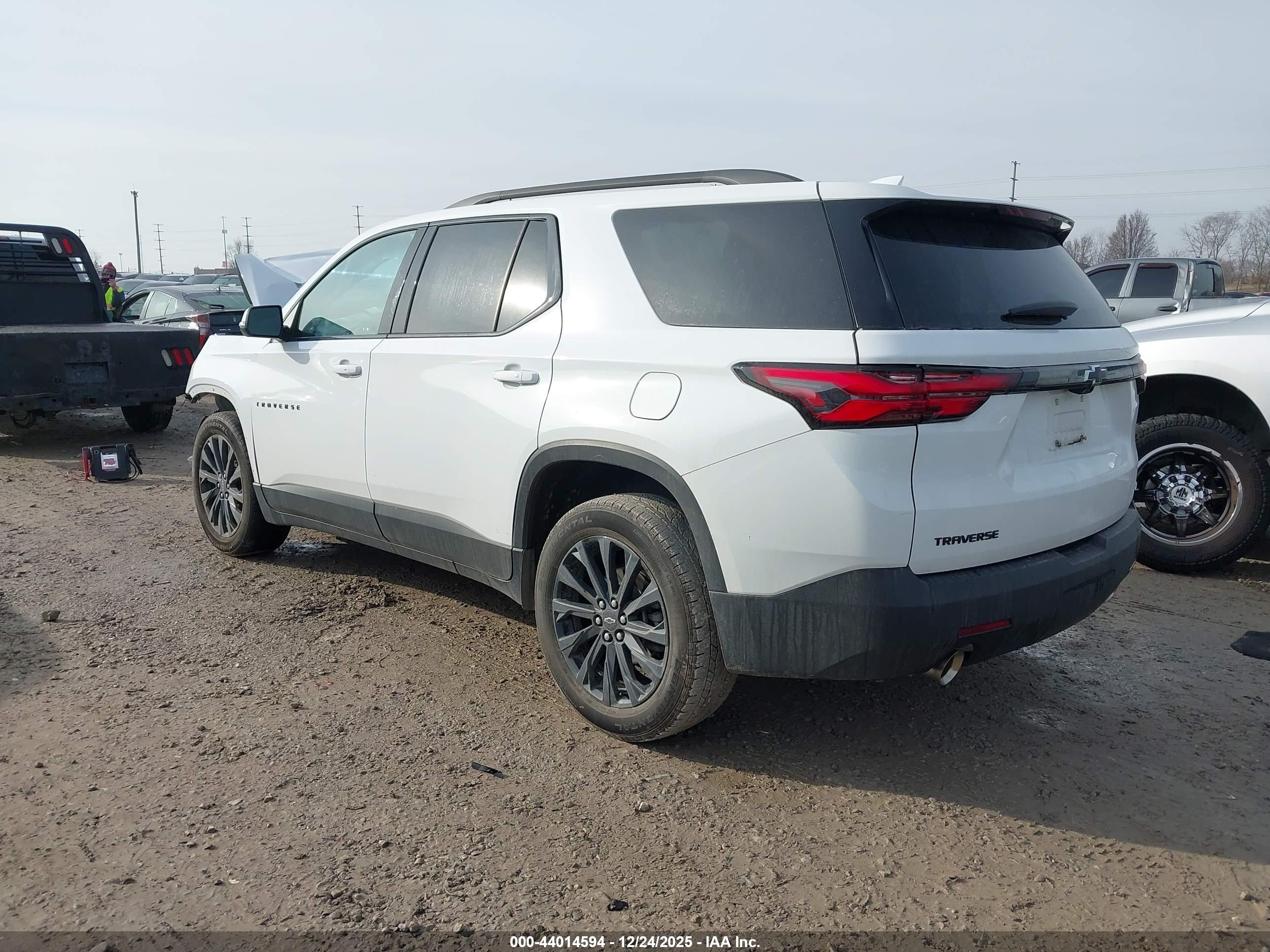 CHEVROLET TRAVERSE image 3