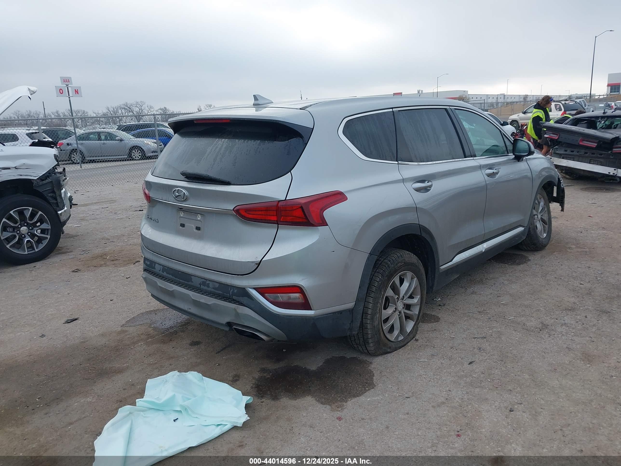 HYUNDAI SANTA image 4