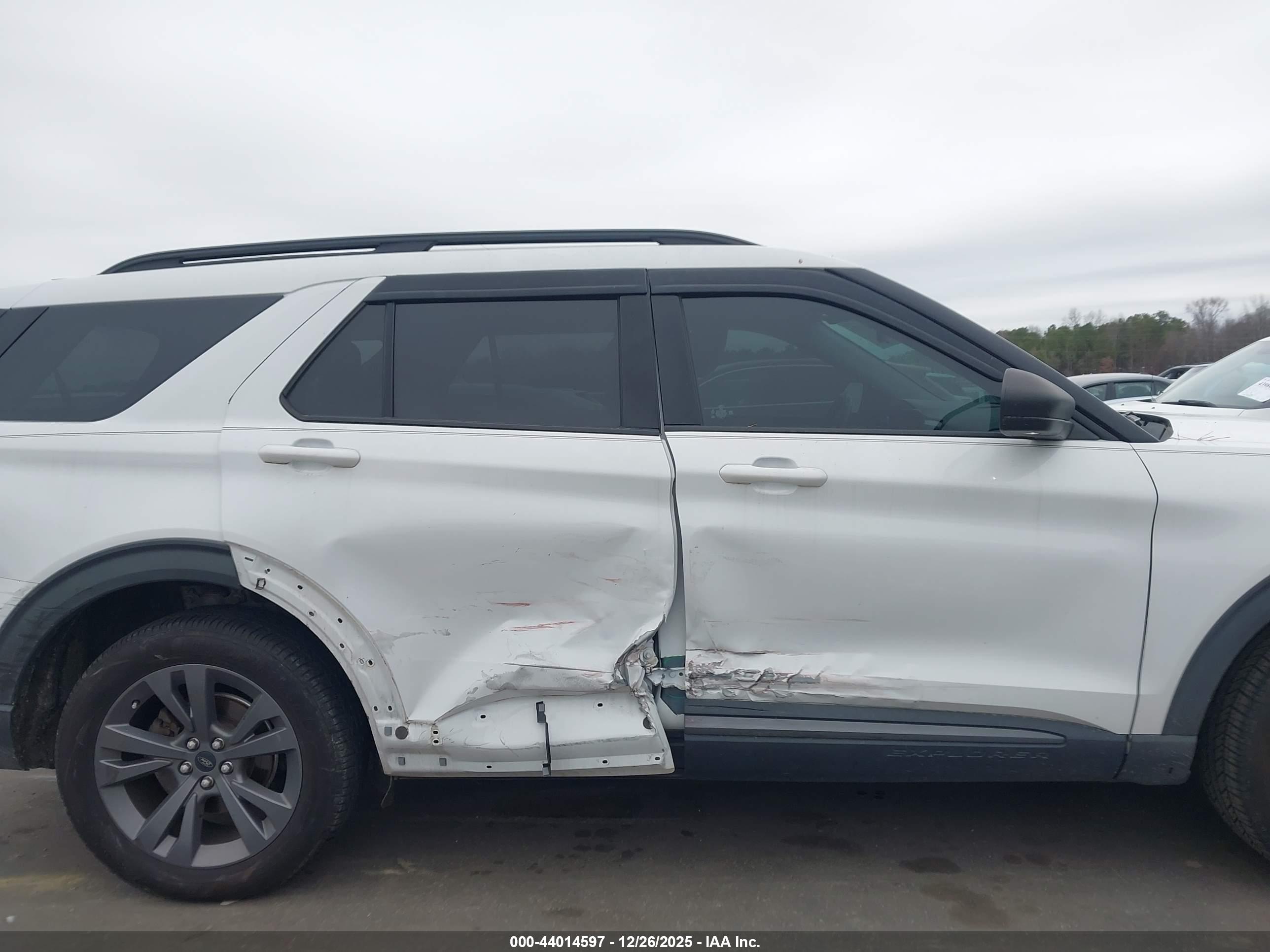 FORD EXPLORER image 6