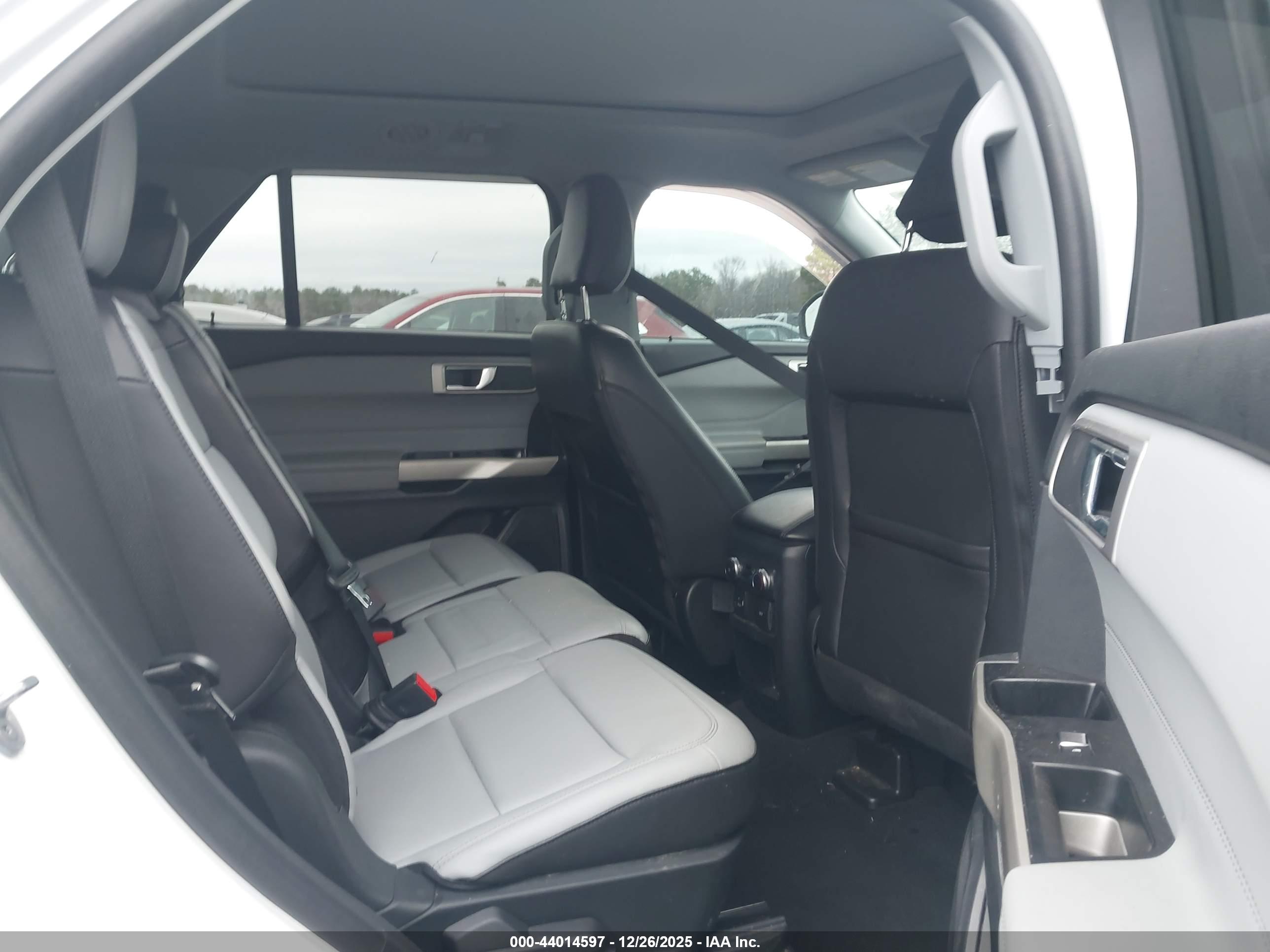 FORD EXPLORER image 8