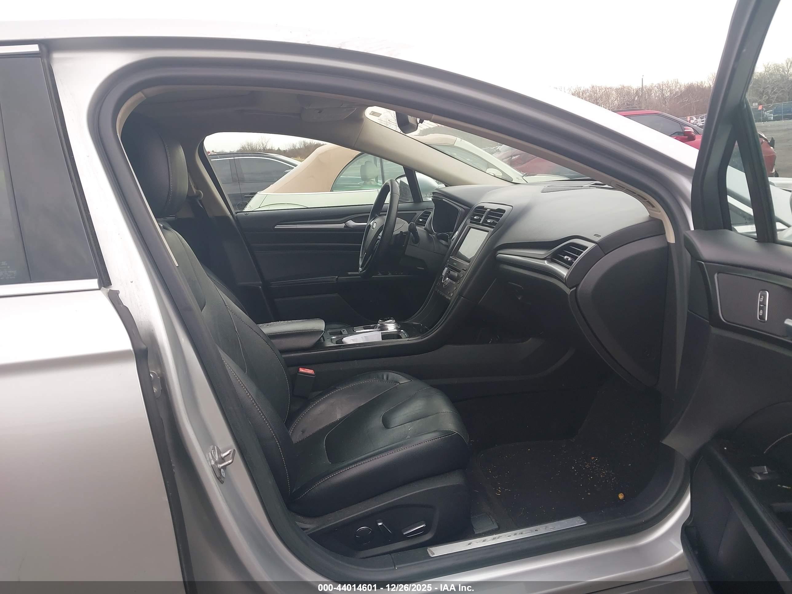 FORD FUSION image 5