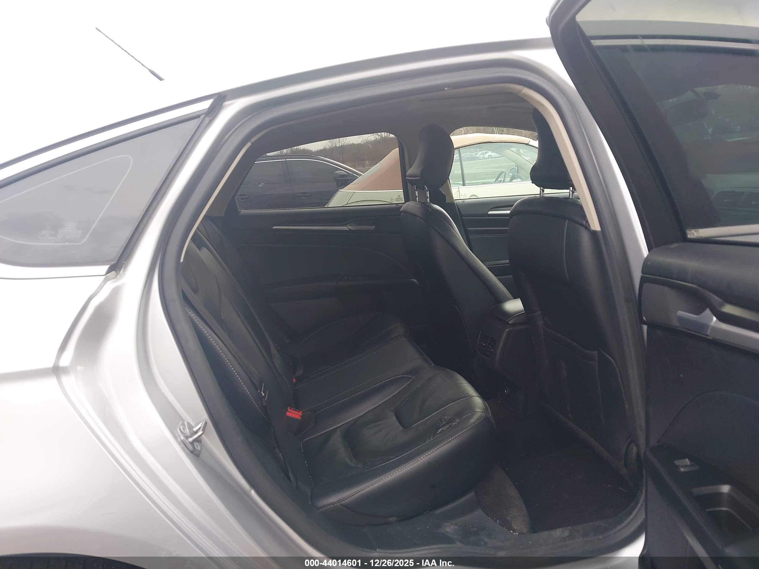 FORD FUSION image 8