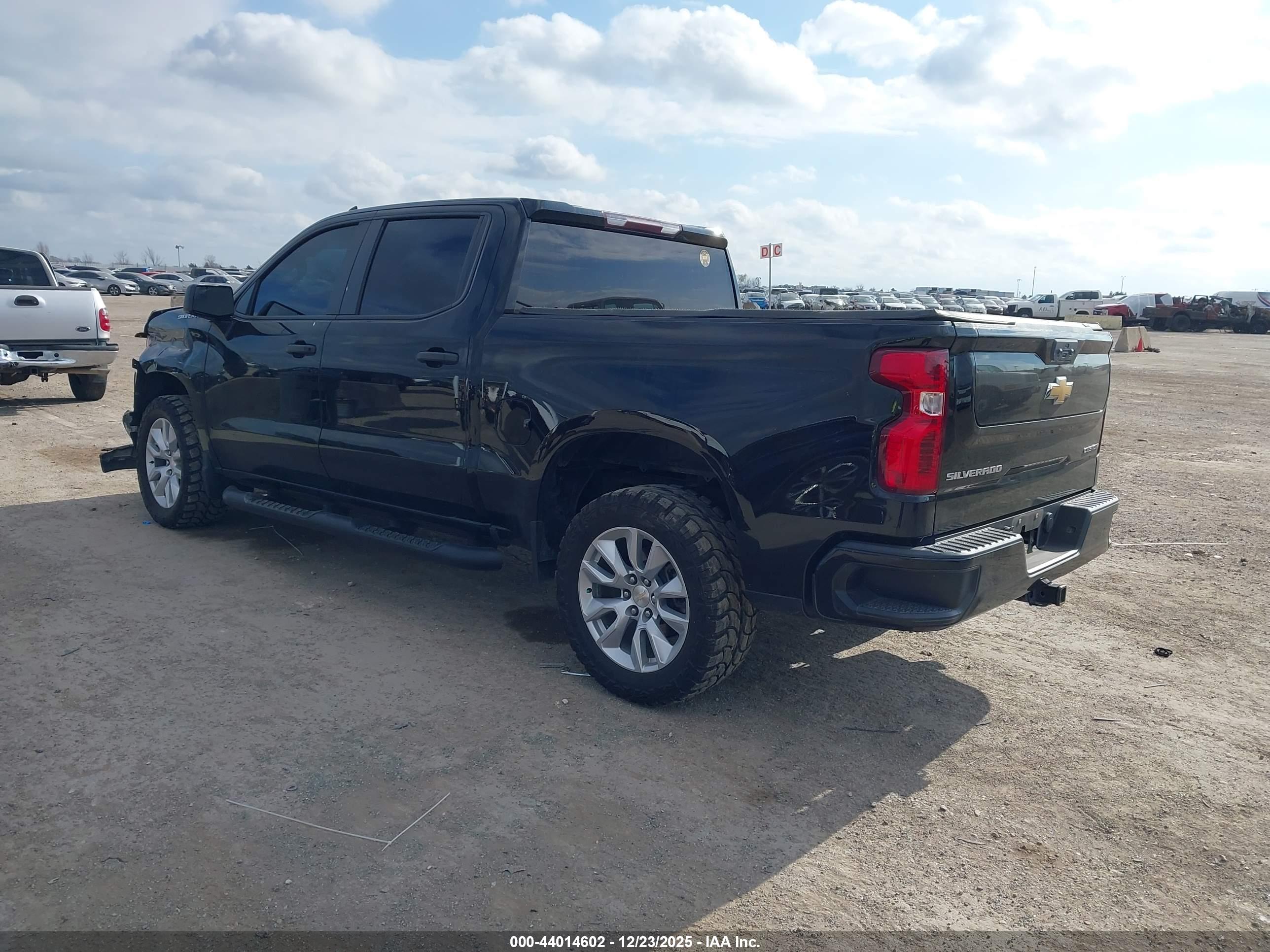 CHEVROLET SILVERADO image 3
