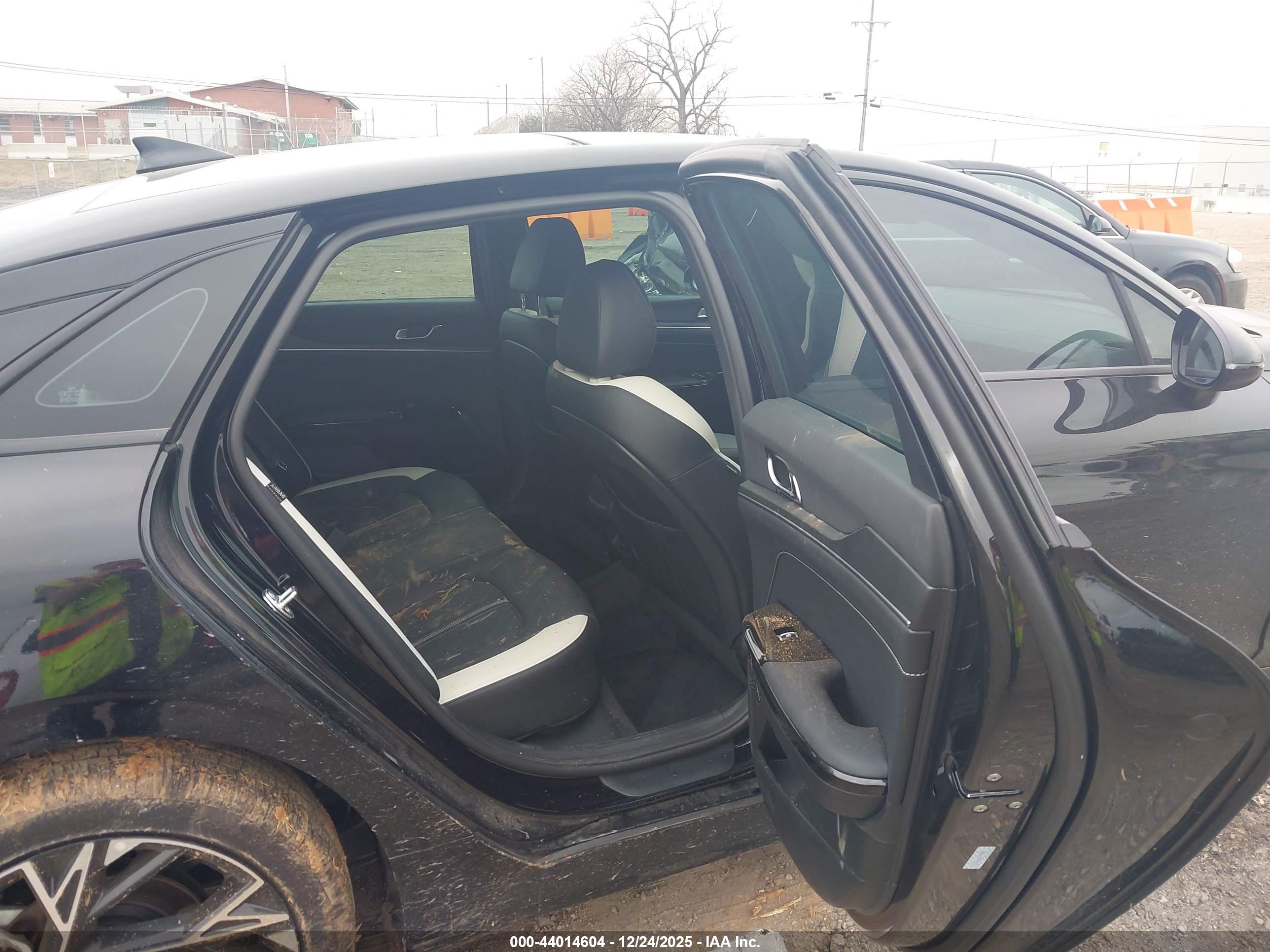 KIA K5 image 8