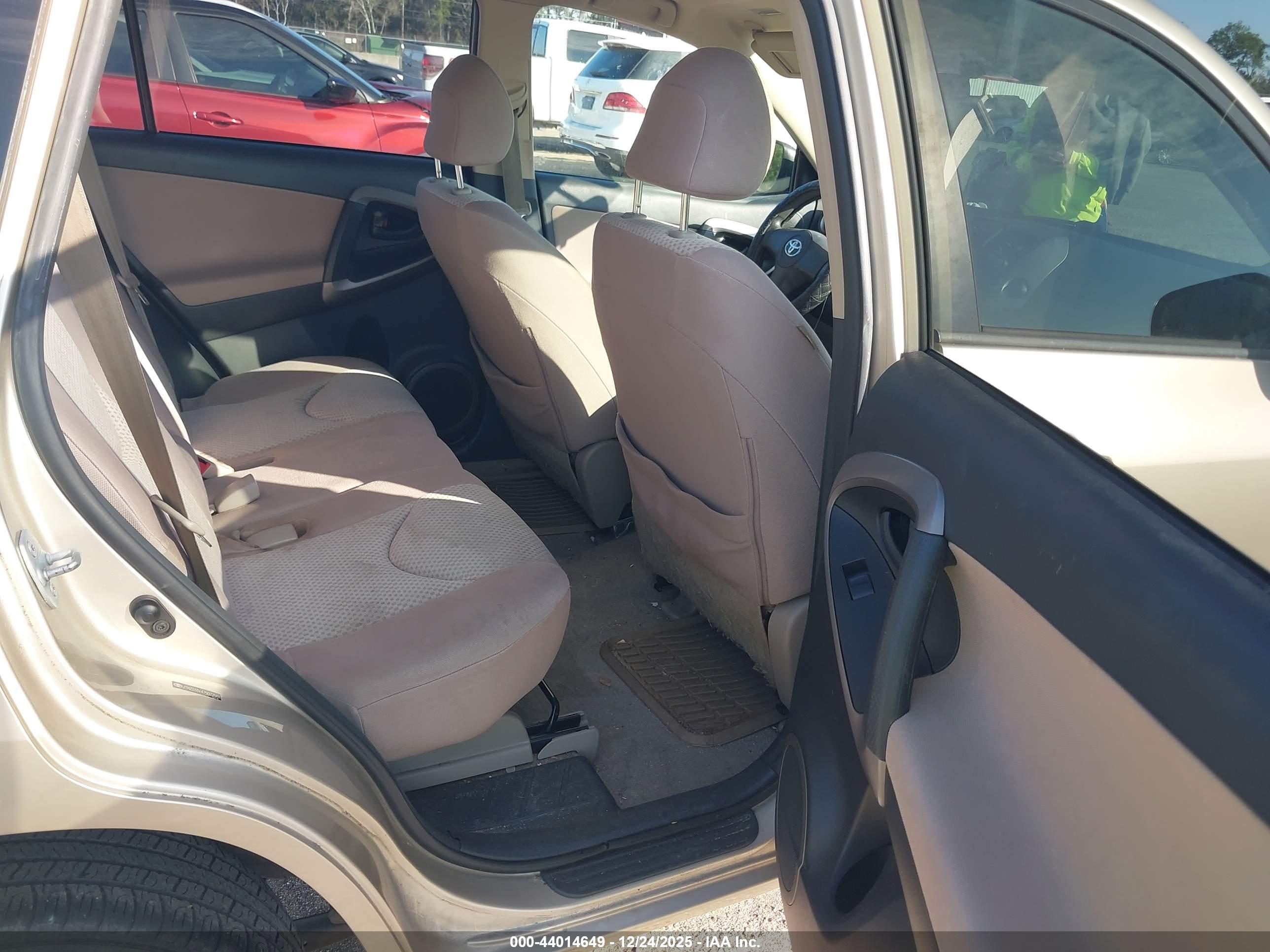 TOYOTA RAV4 image 8