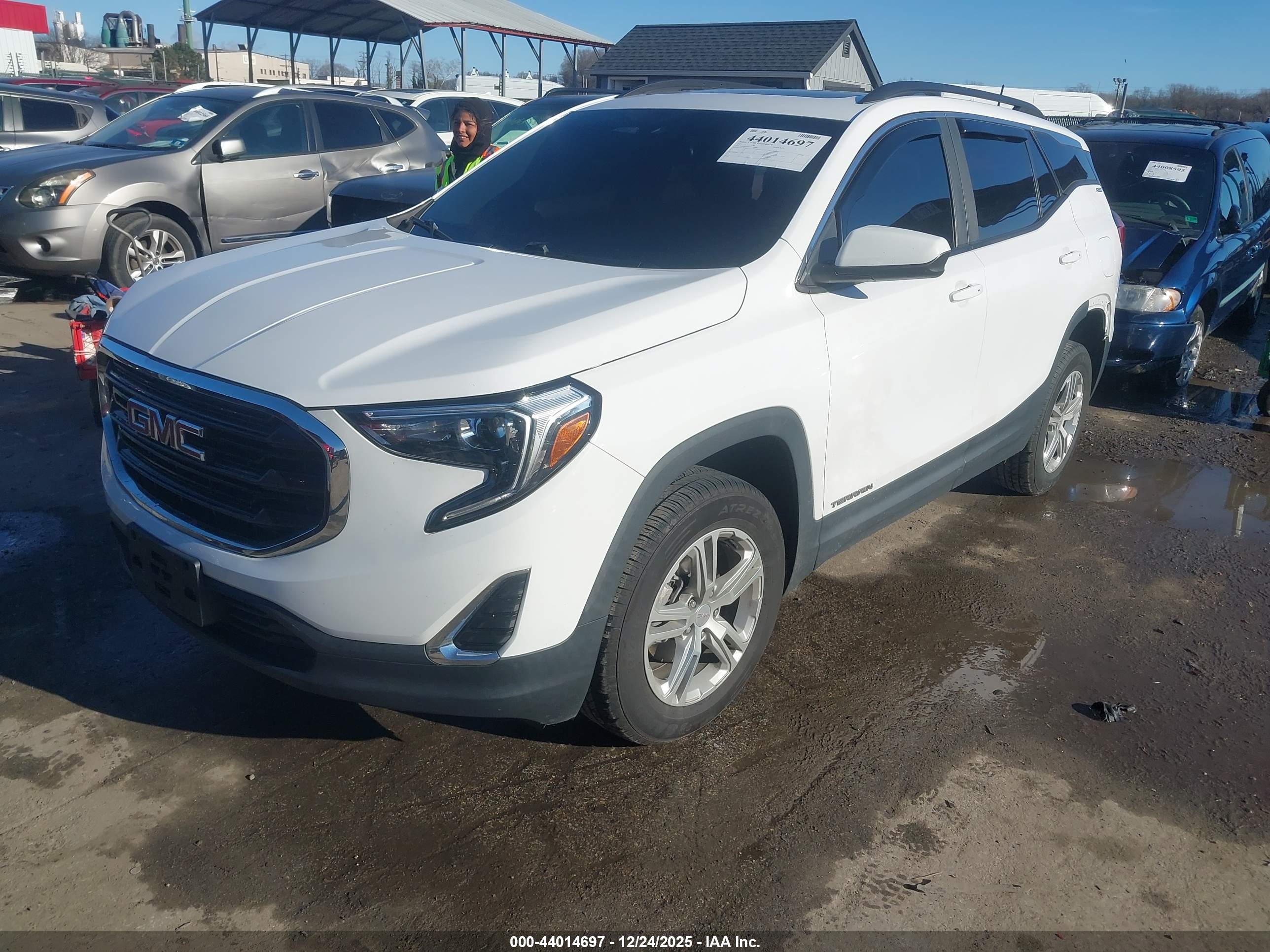 GMC TERRAIN image 2