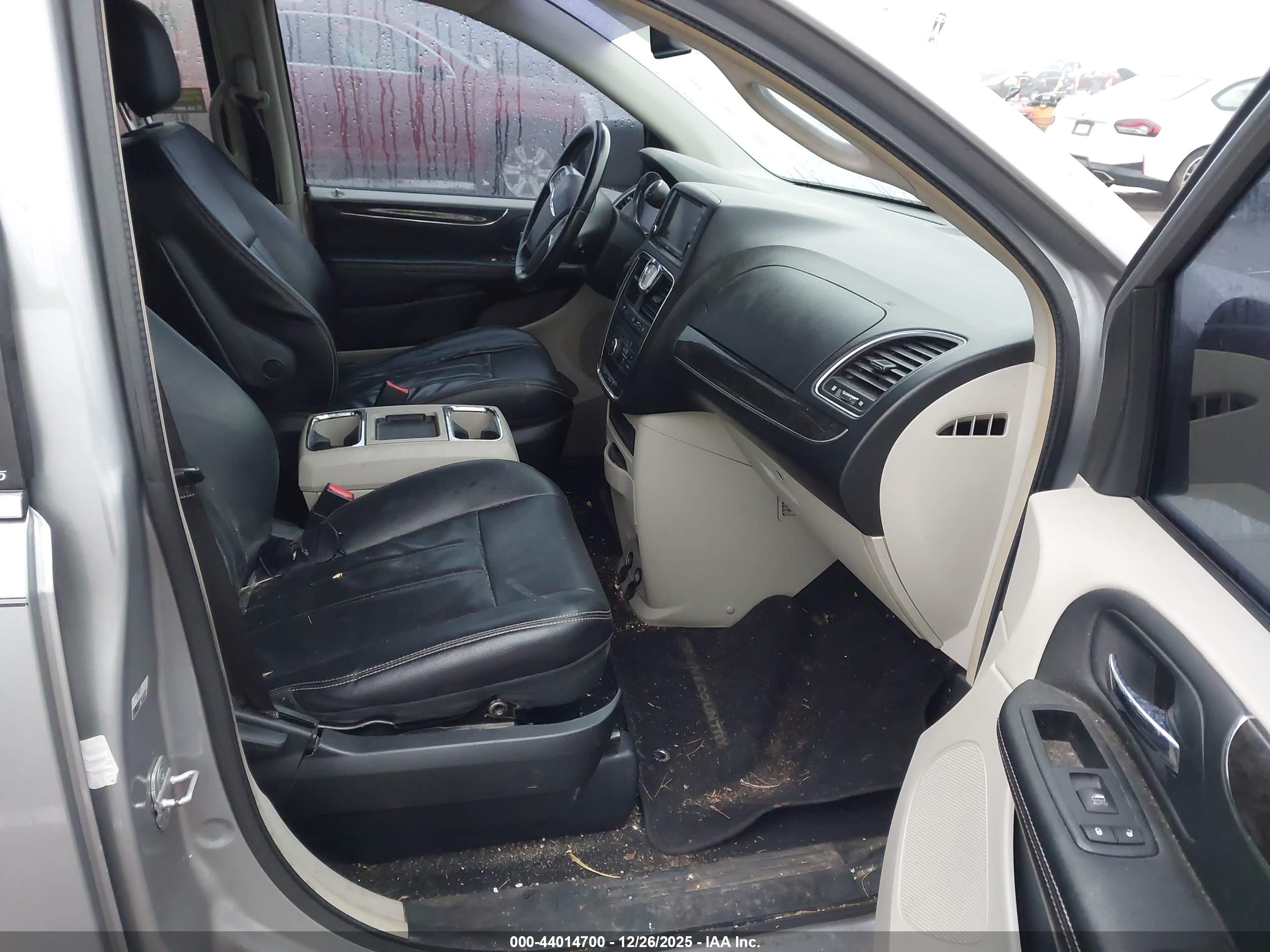 CHRYSLER TOWN image 5