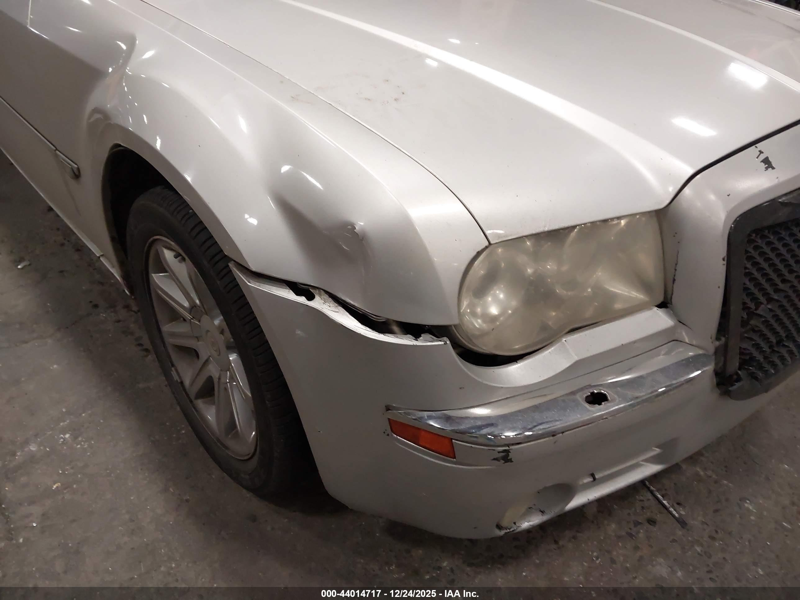 CHRYSLER 300C image 6