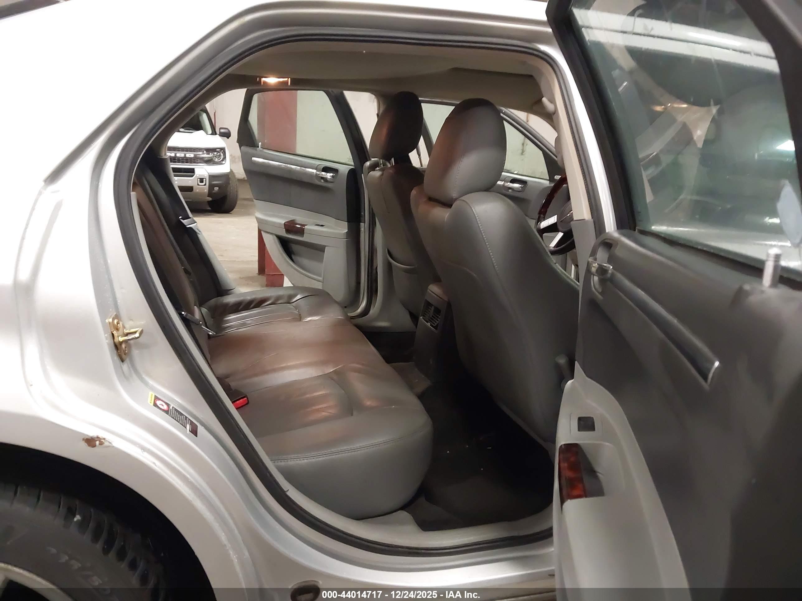 CHRYSLER 300C image 8