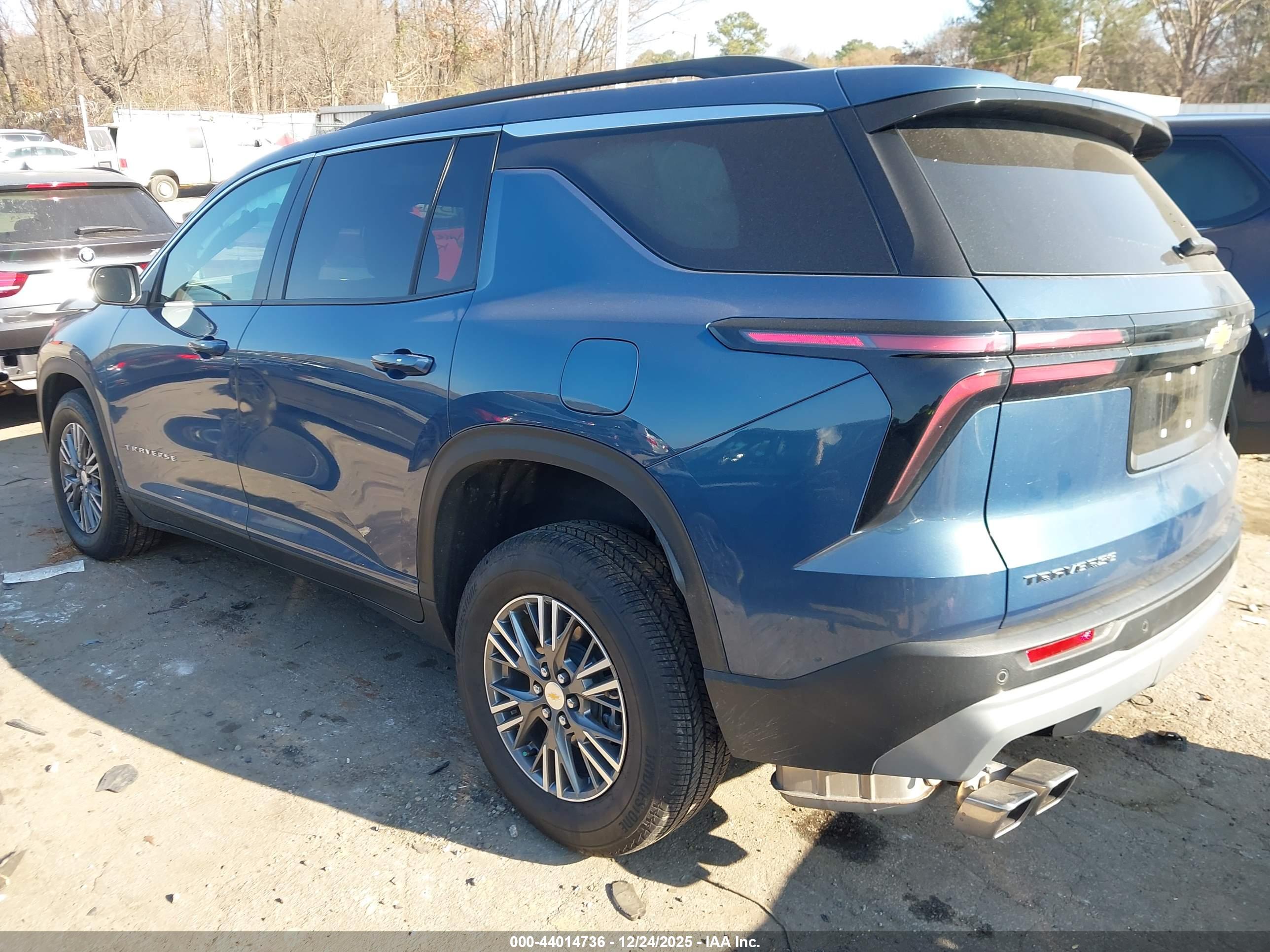 CHEVROLET TRAVERSE image 3