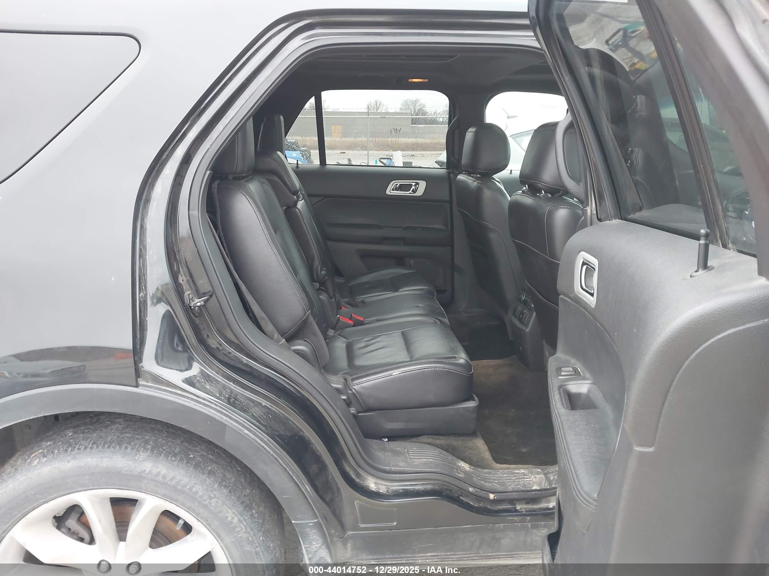 FORD EXPLORER image 8