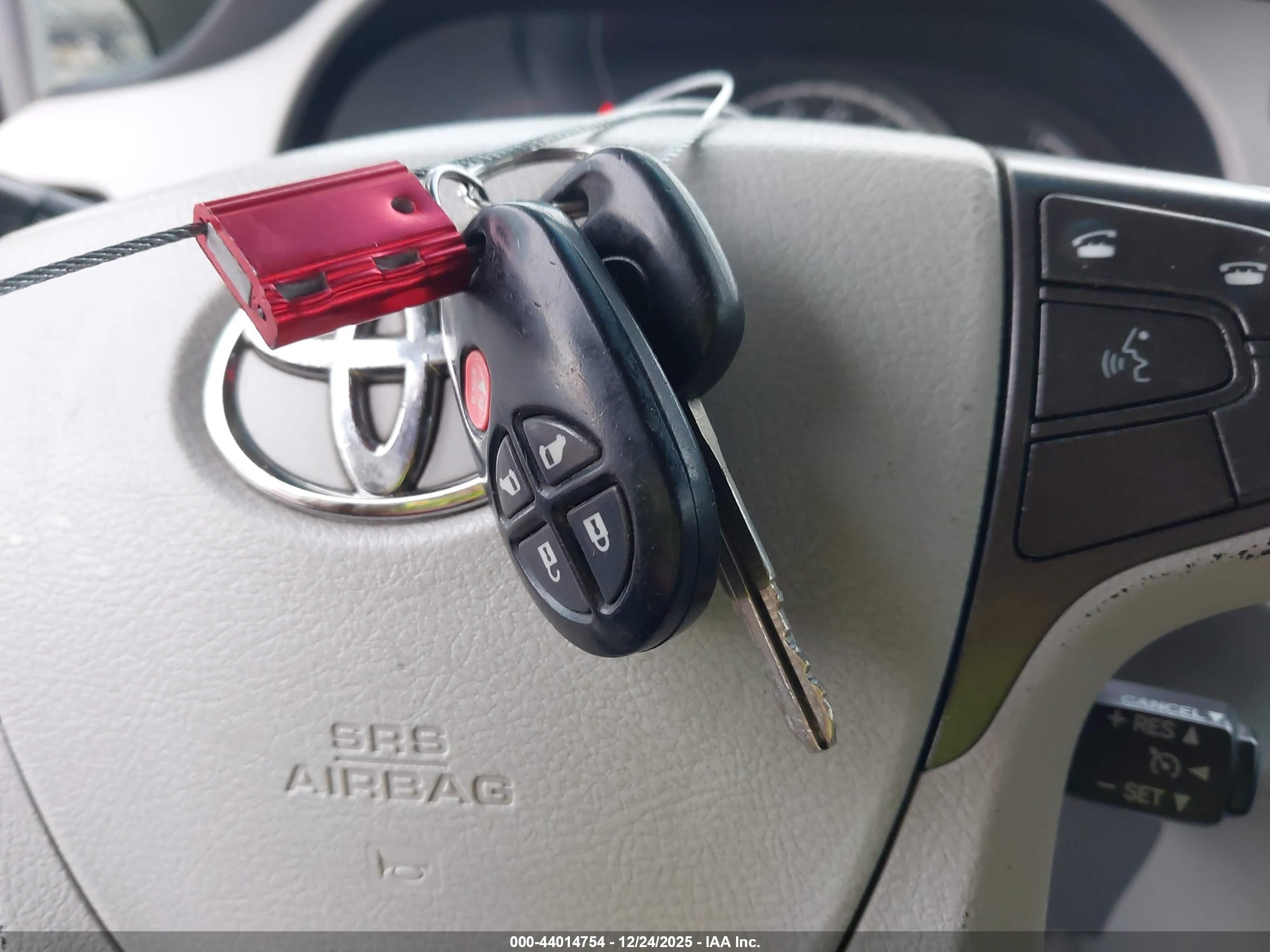 TOYOTA SIENNA image 11