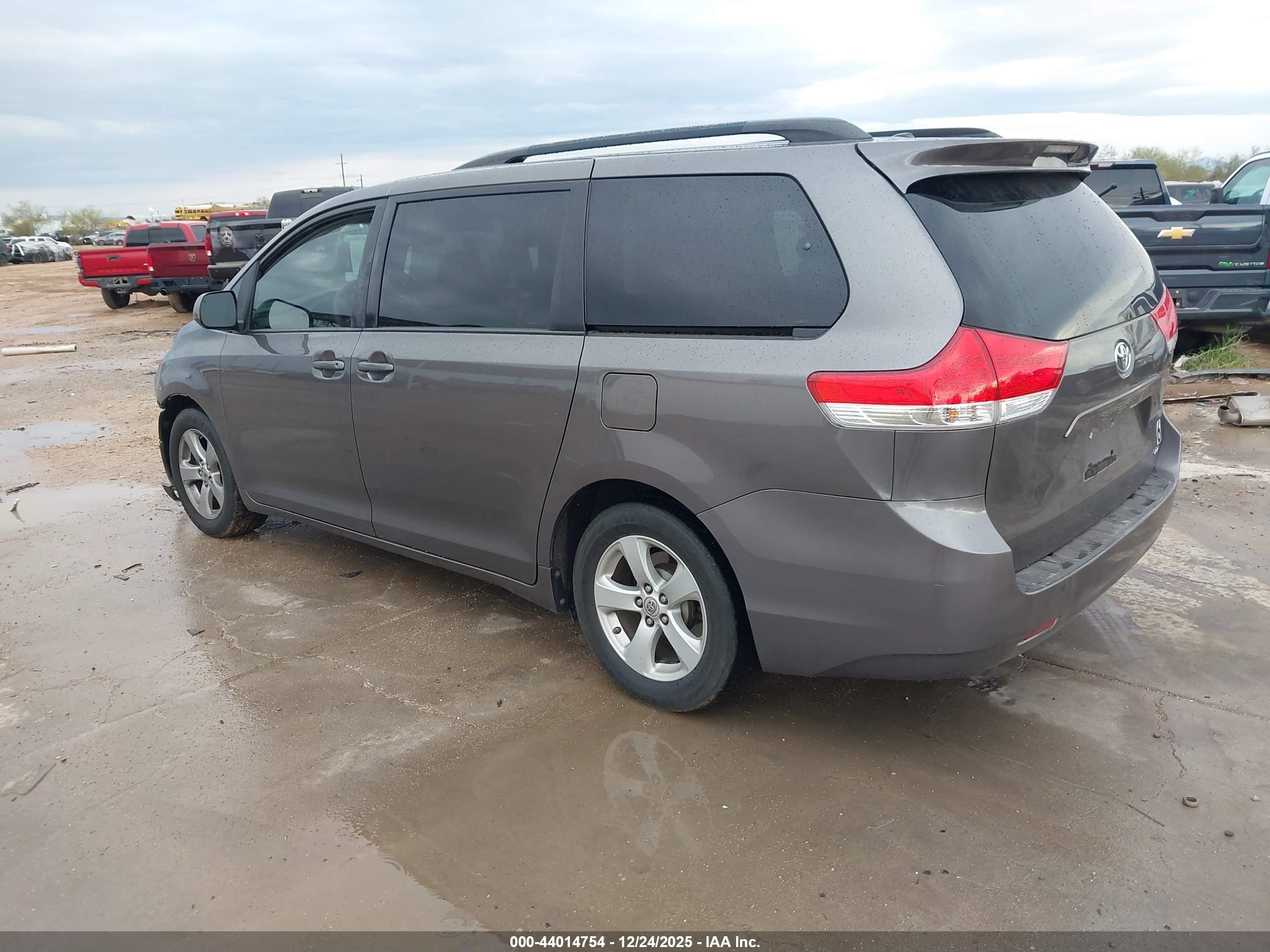 TOYOTA SIENNA image 3