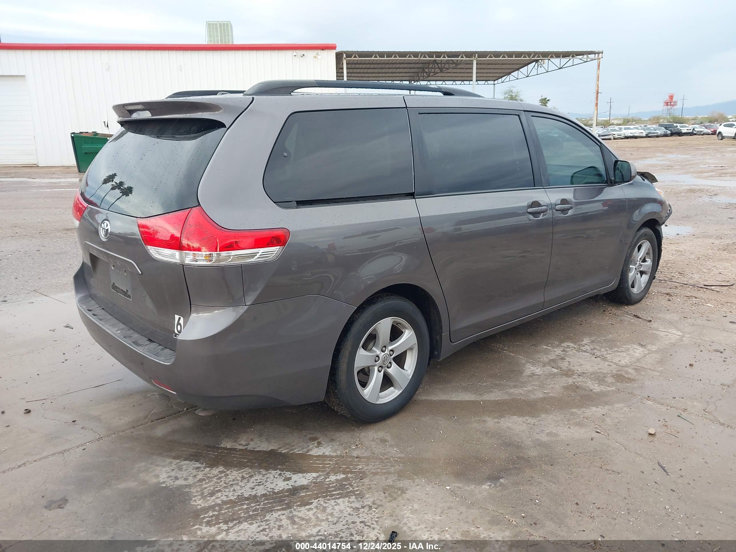 TOYOTA SIENNA image 4