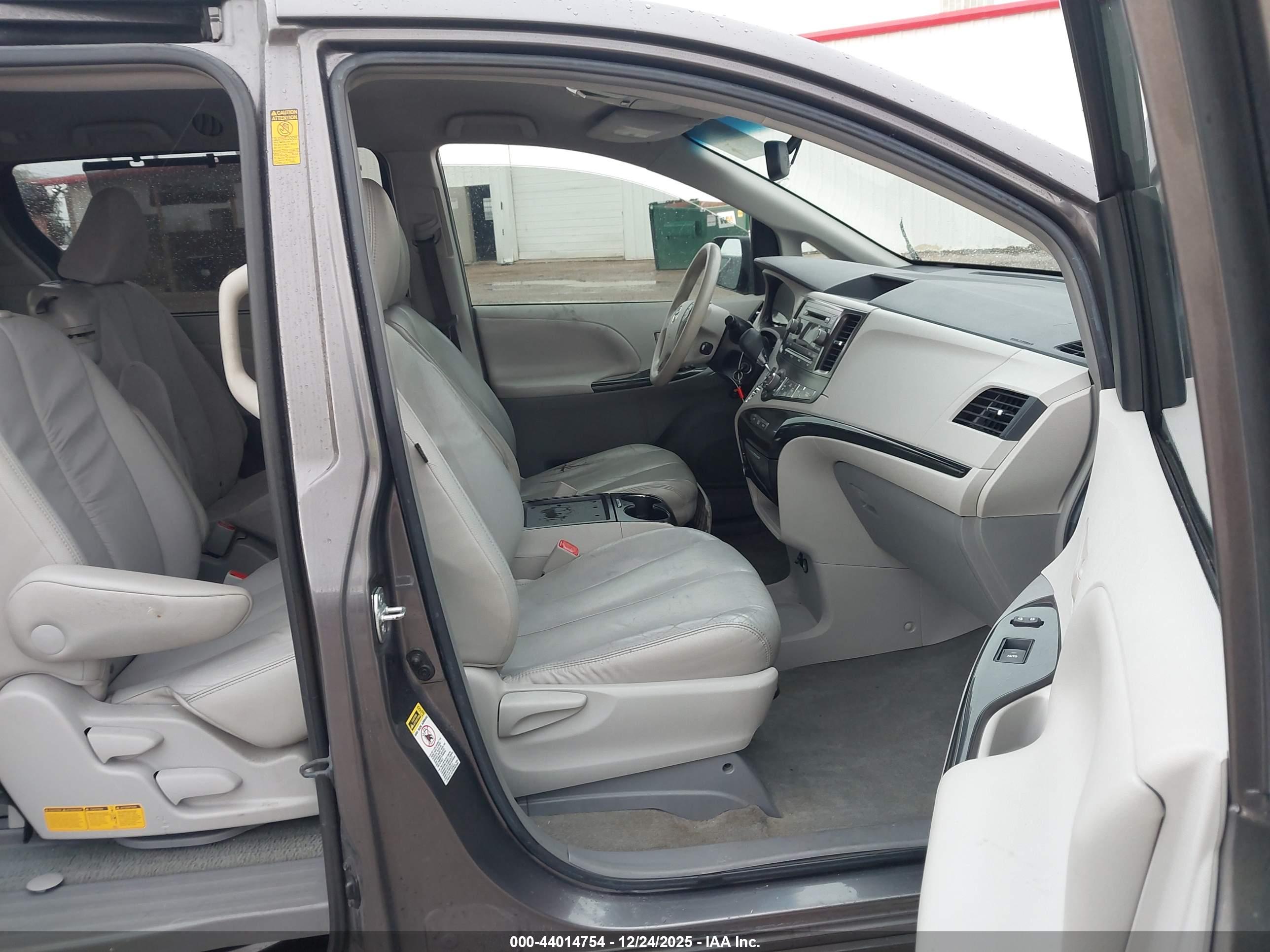 TOYOTA SIENNA image 5