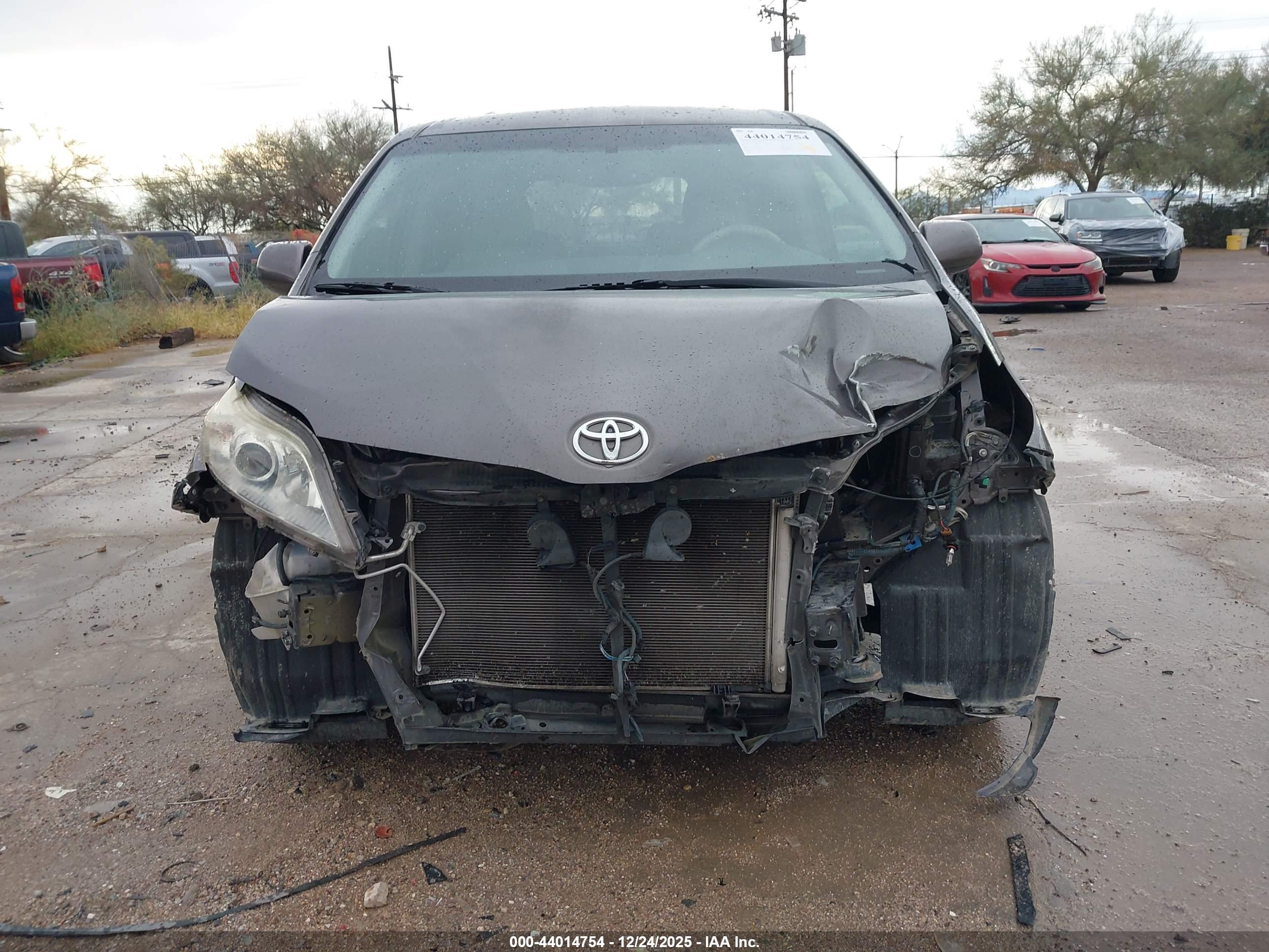 TOYOTA SIENNA image 6