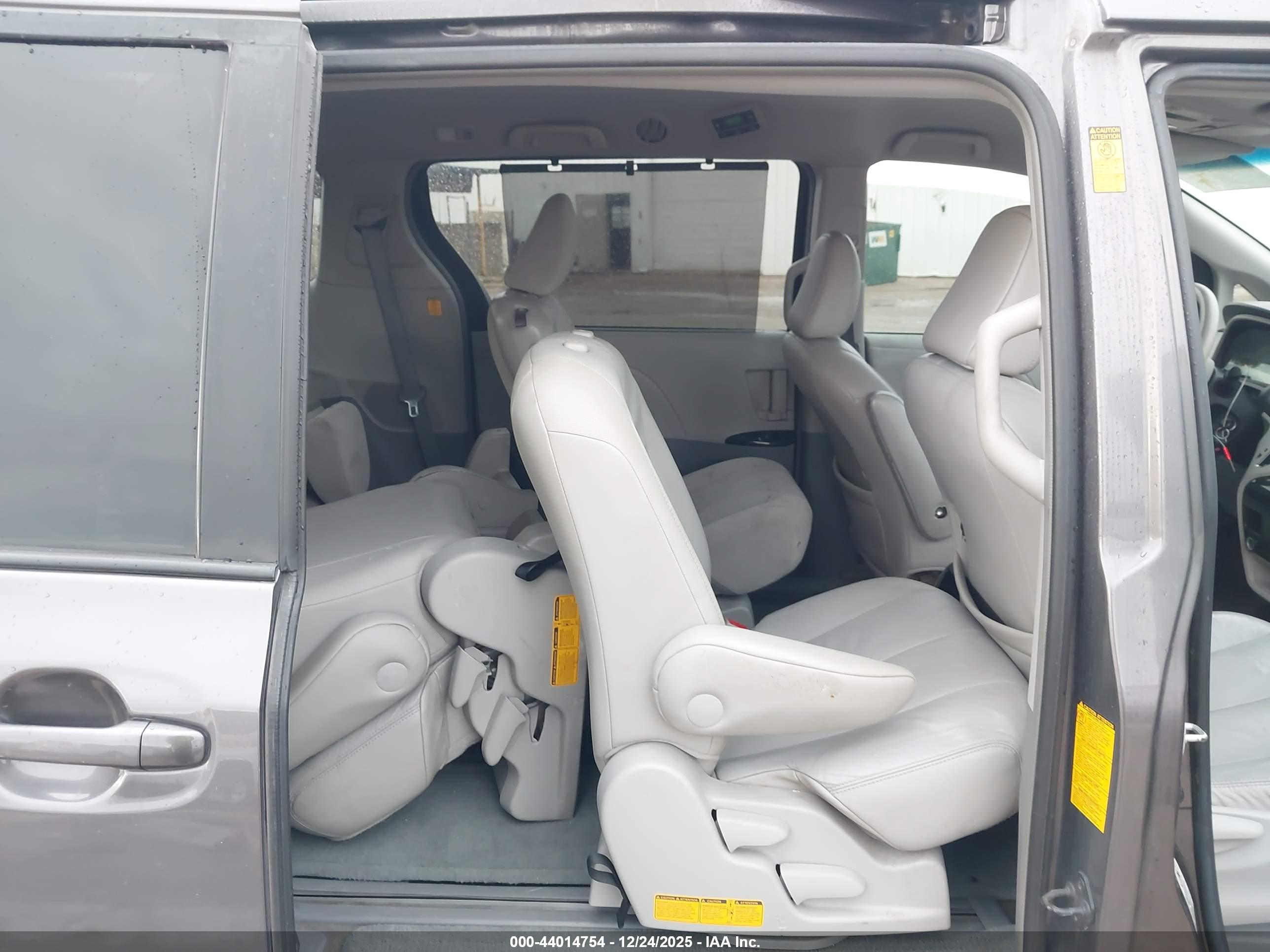 TOYOTA SIENNA image 8