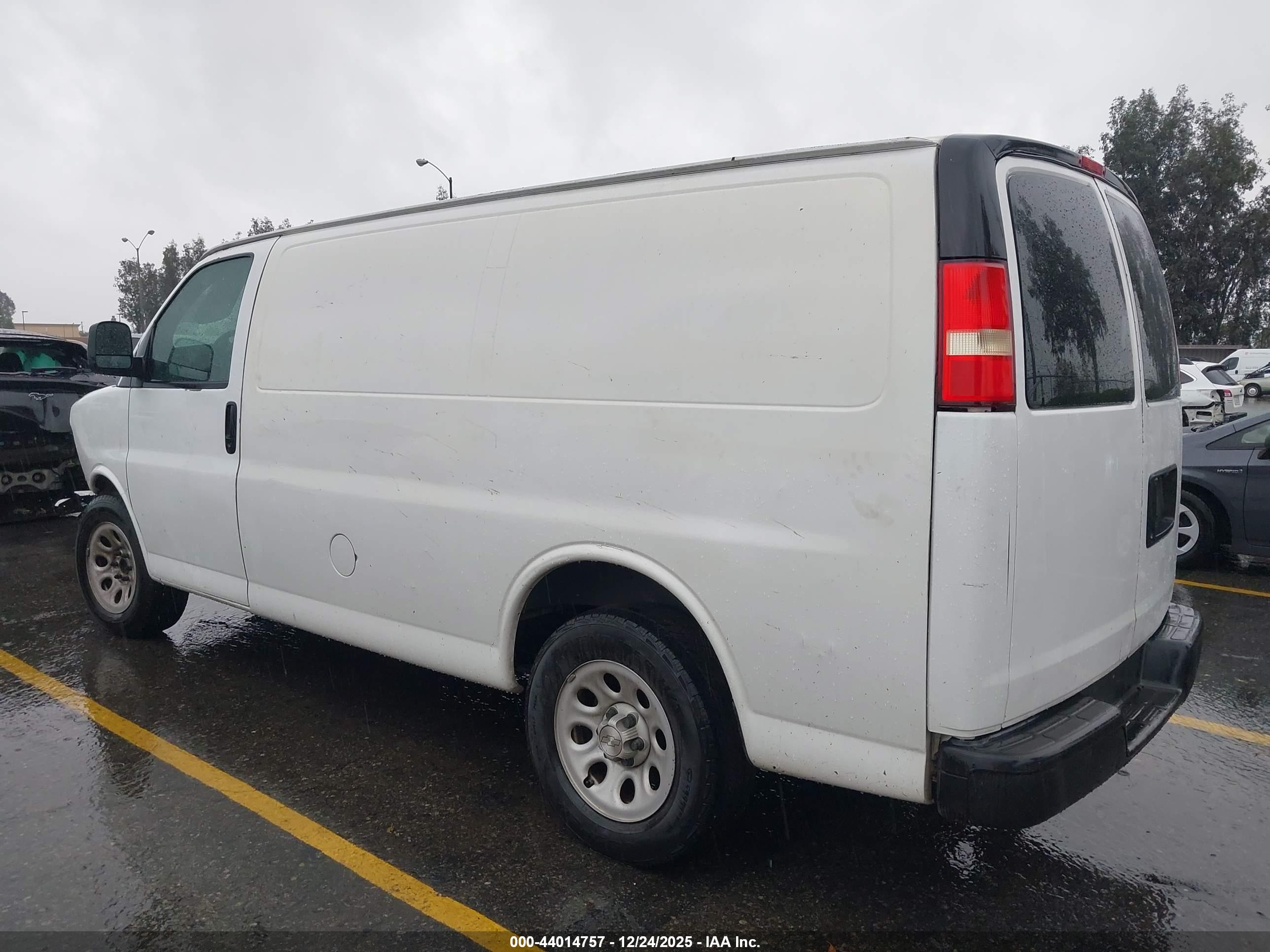 CHEVROLET EXPRESS image 3