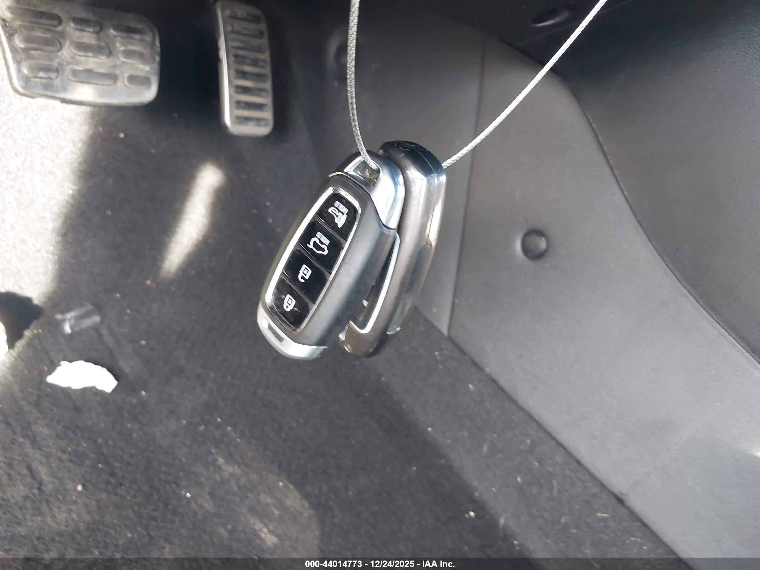 HYUNDAI VELOSTER image 11