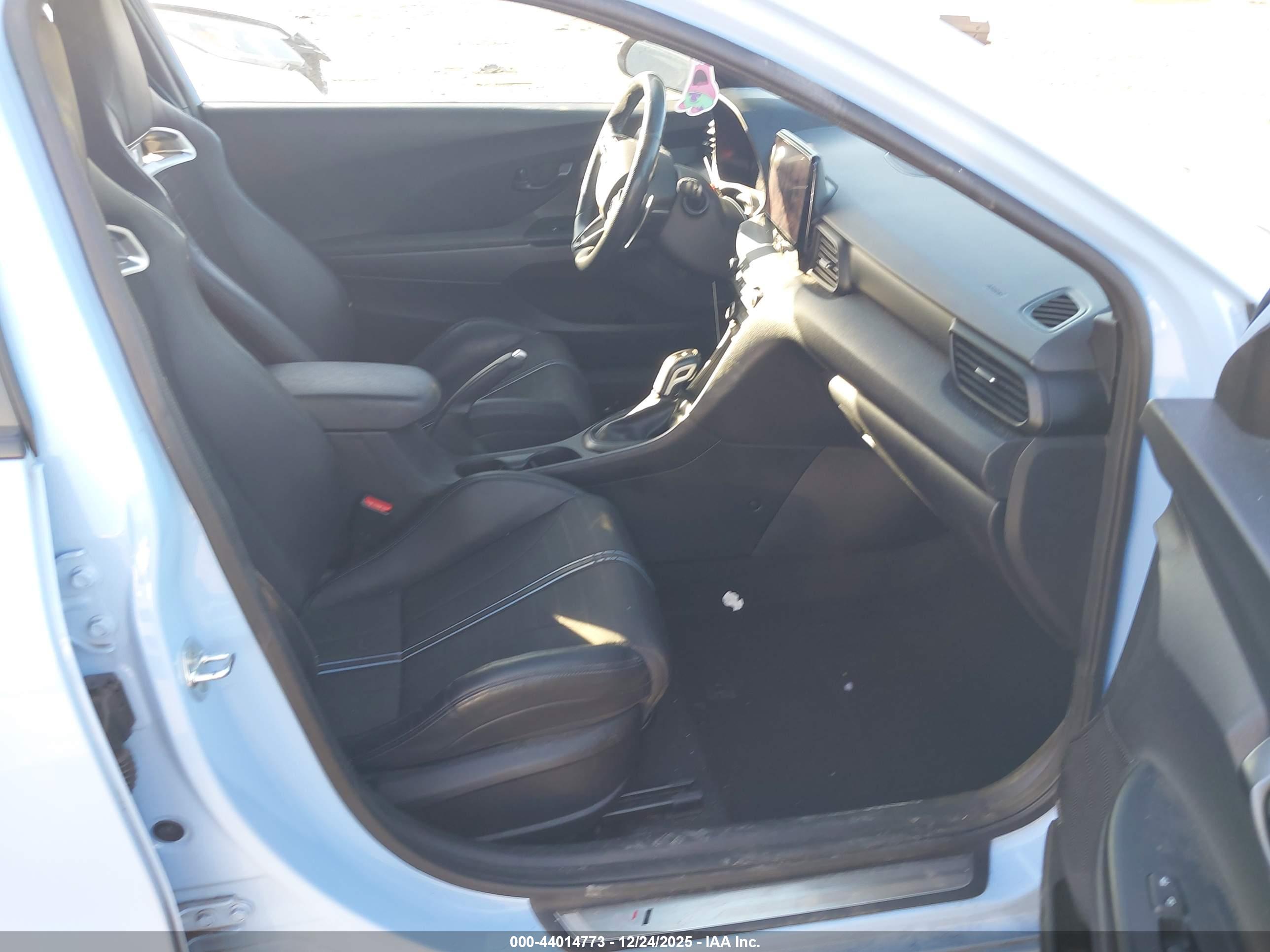 HYUNDAI VELOSTER image 5