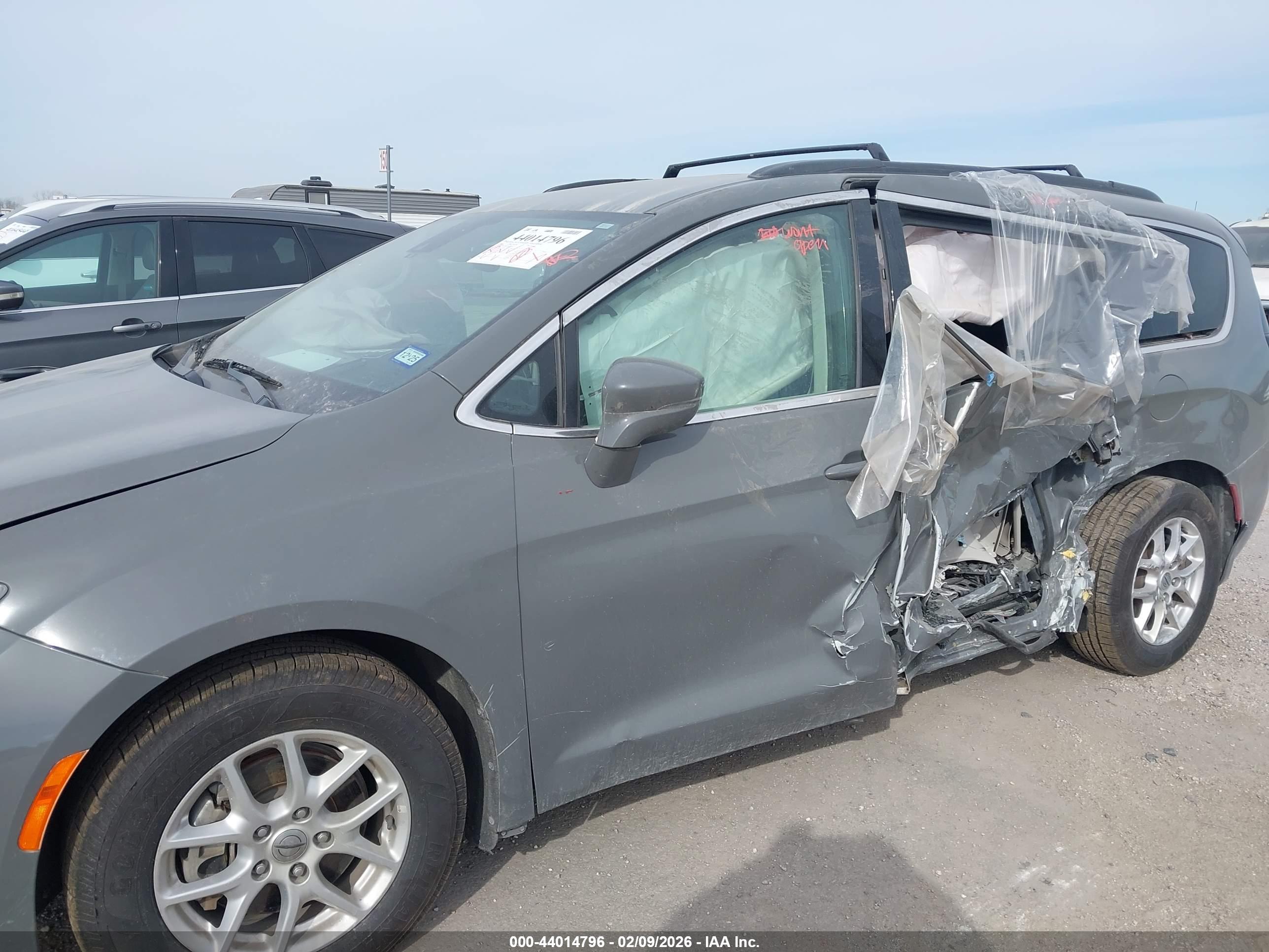 CHRYSLER PACIFICA image 6