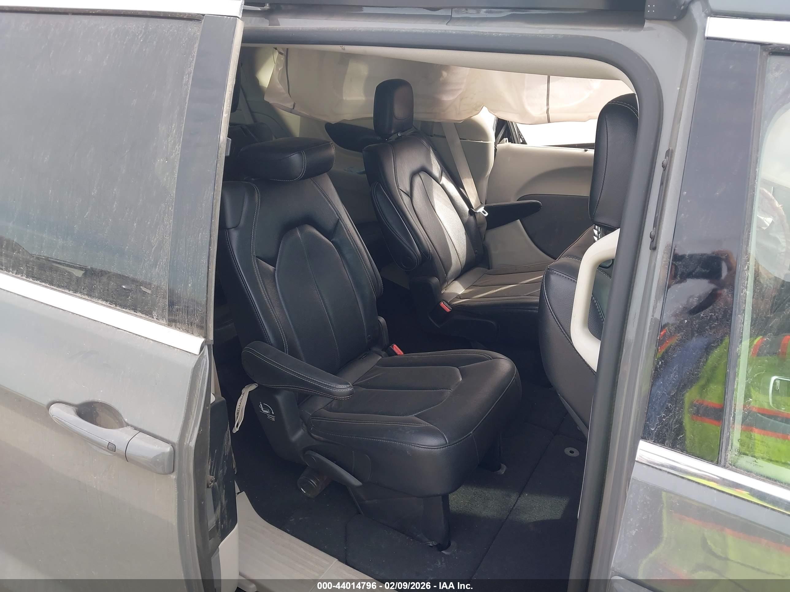 CHRYSLER PACIFICA image 8