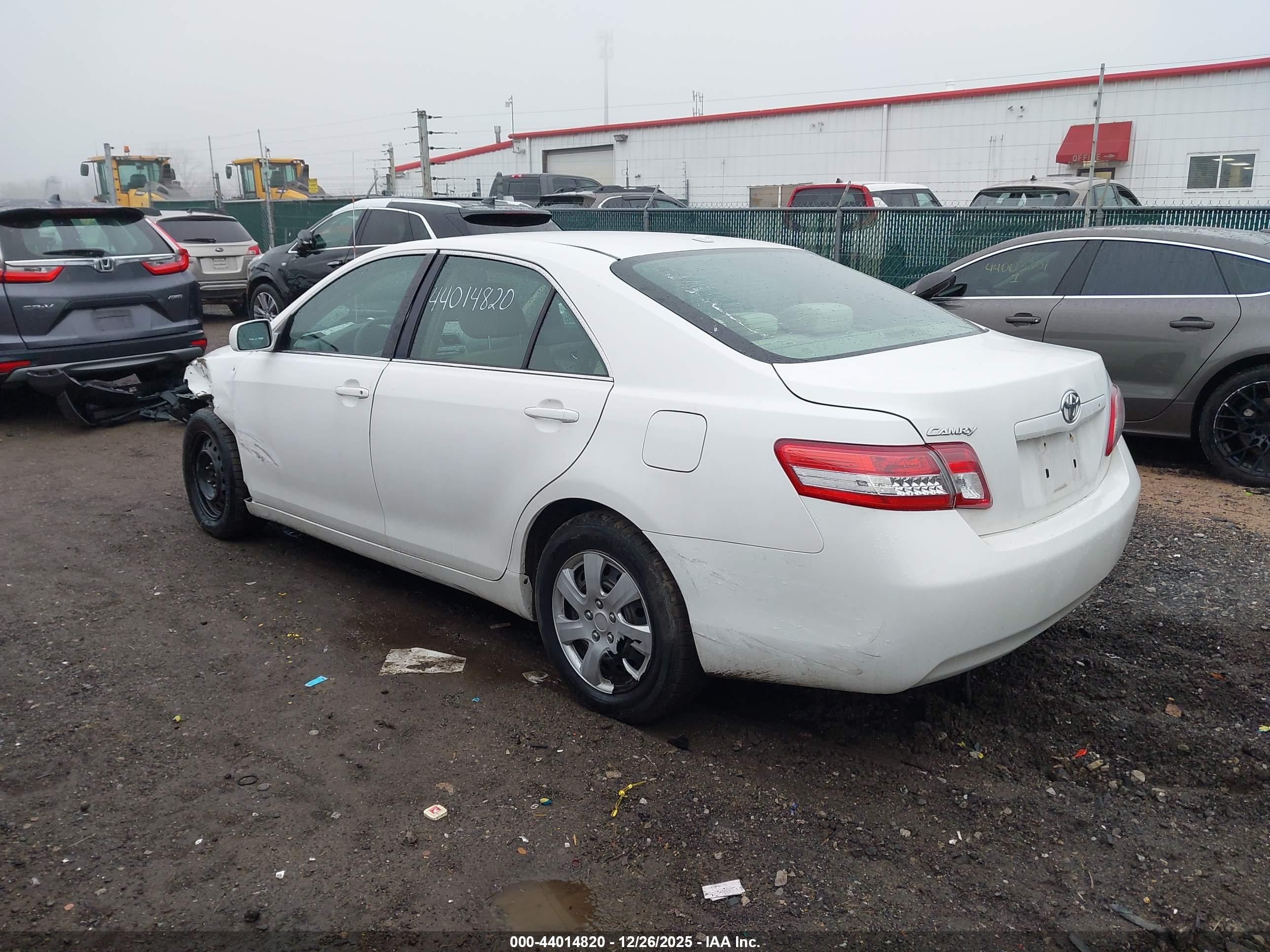TOYOTA CAMRY image 3