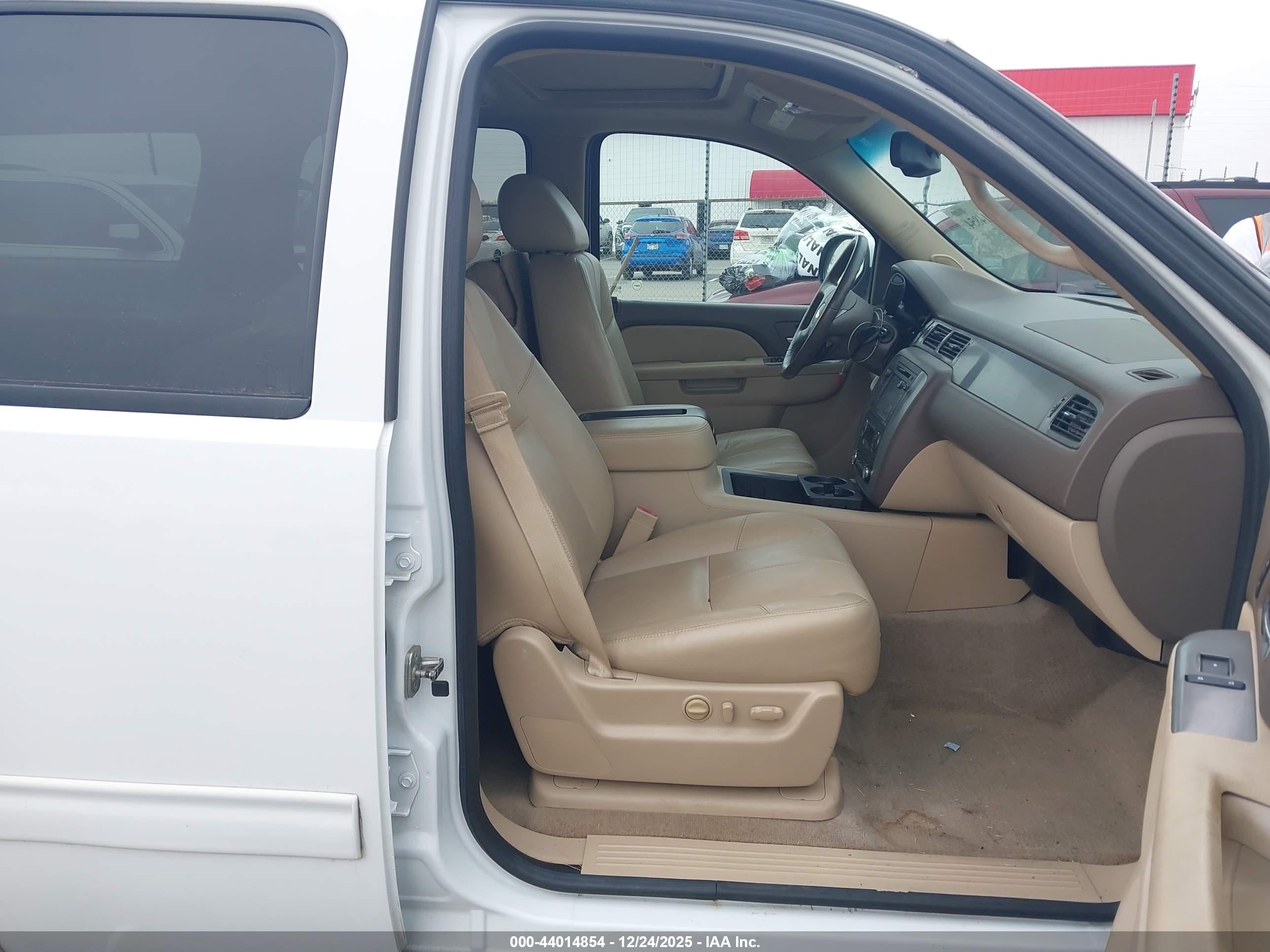 CHEVROLET TAHOE image 5