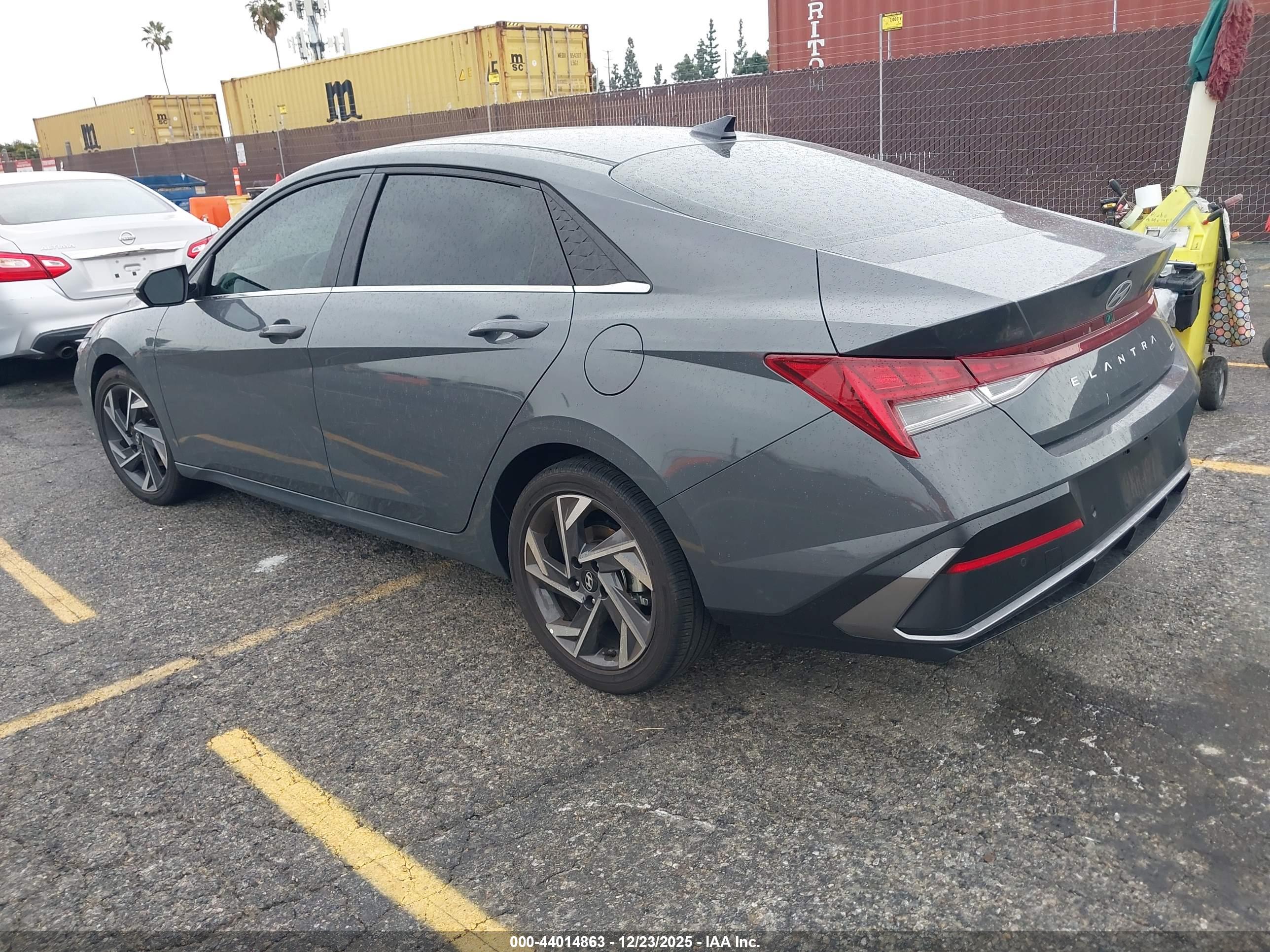 HYUNDAI ELANTRA image 3