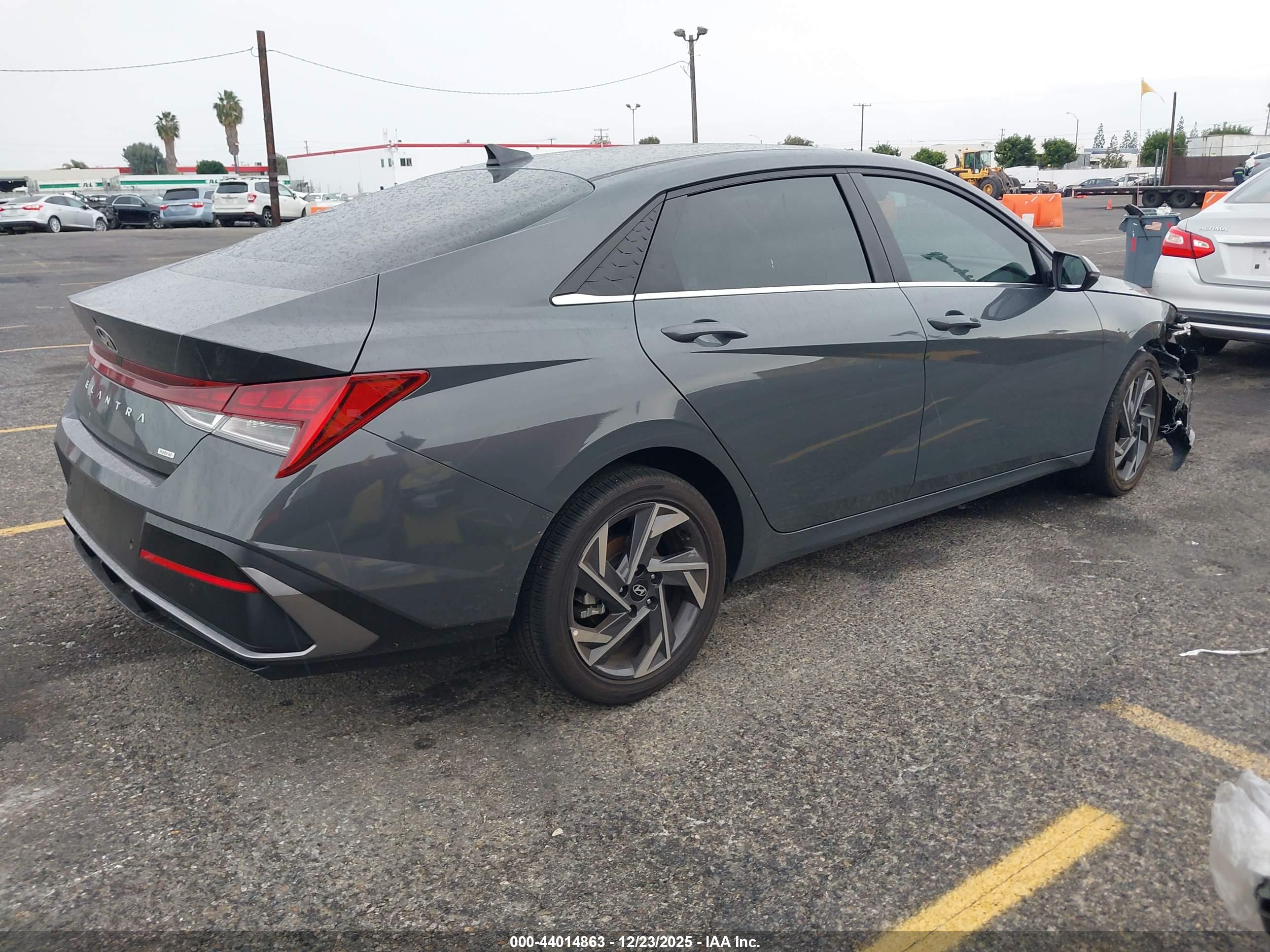 HYUNDAI ELANTRA image 4