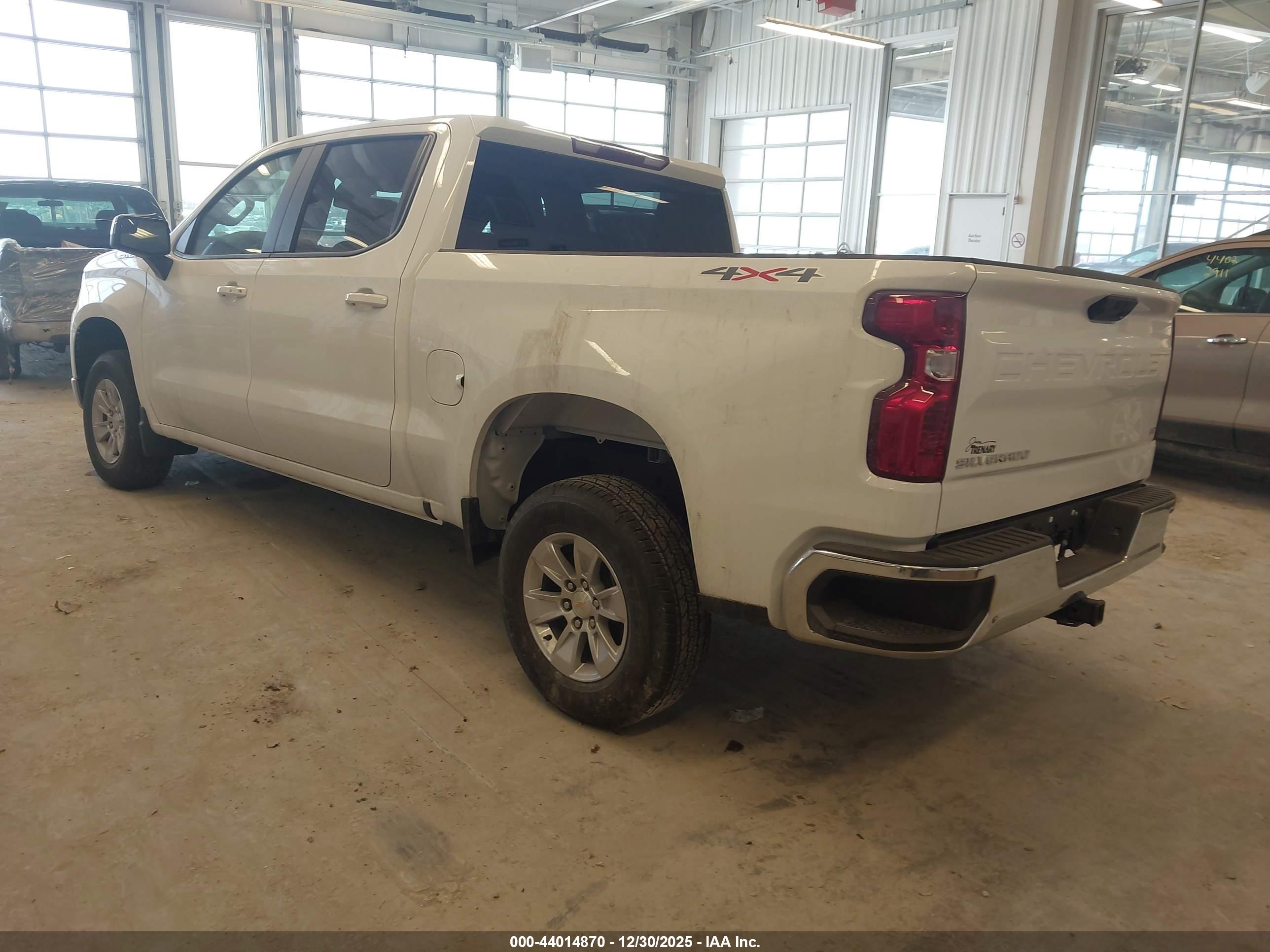 CHEVROLET SILVERADO image 3
