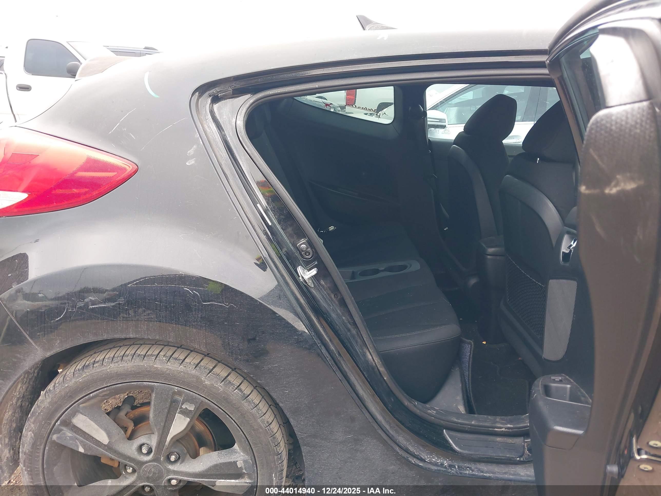 HYUNDAI VELOSTER image 8