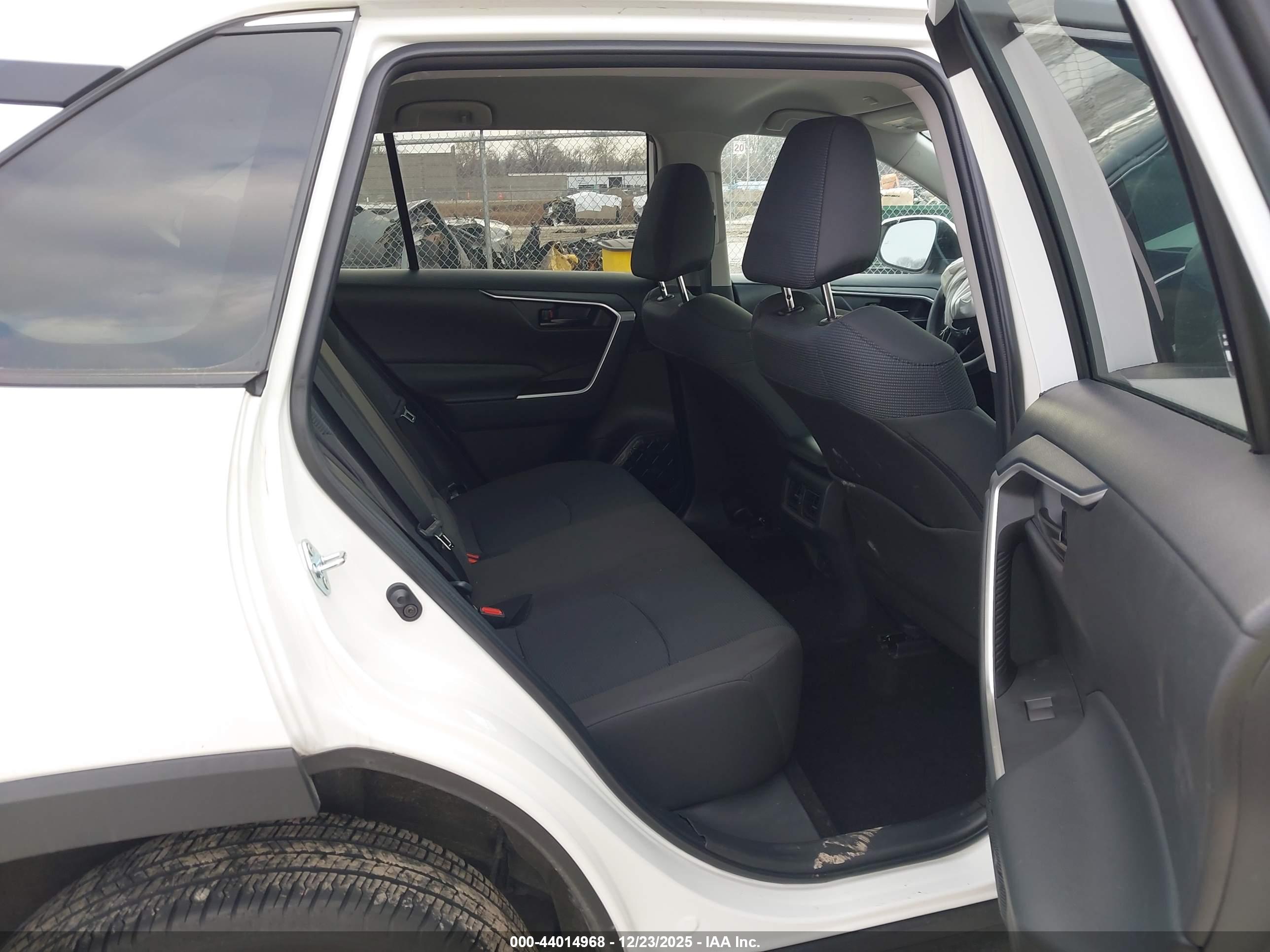 TOYOTA RAV4 image 8
