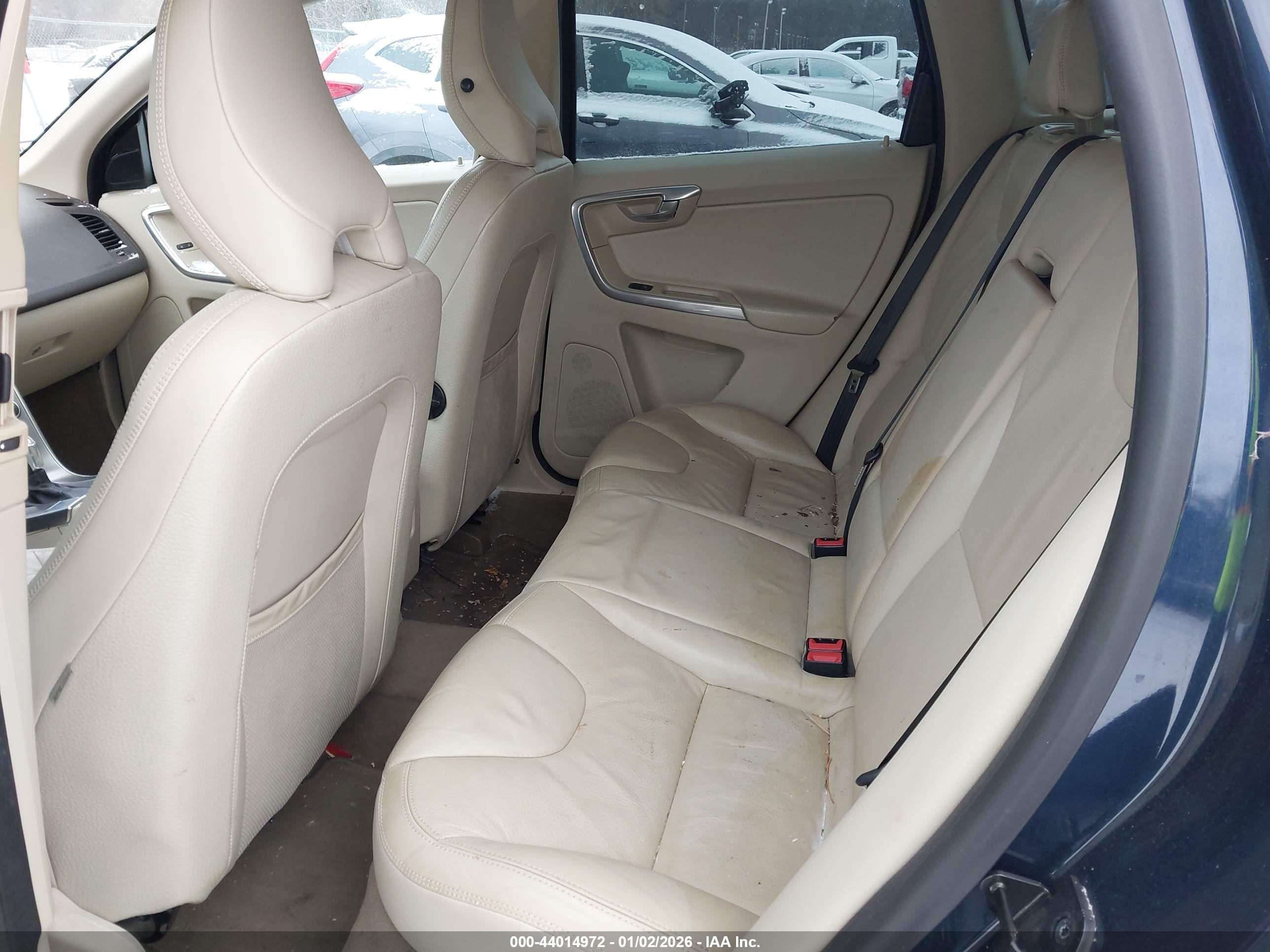 VOLVO XC60 image 8