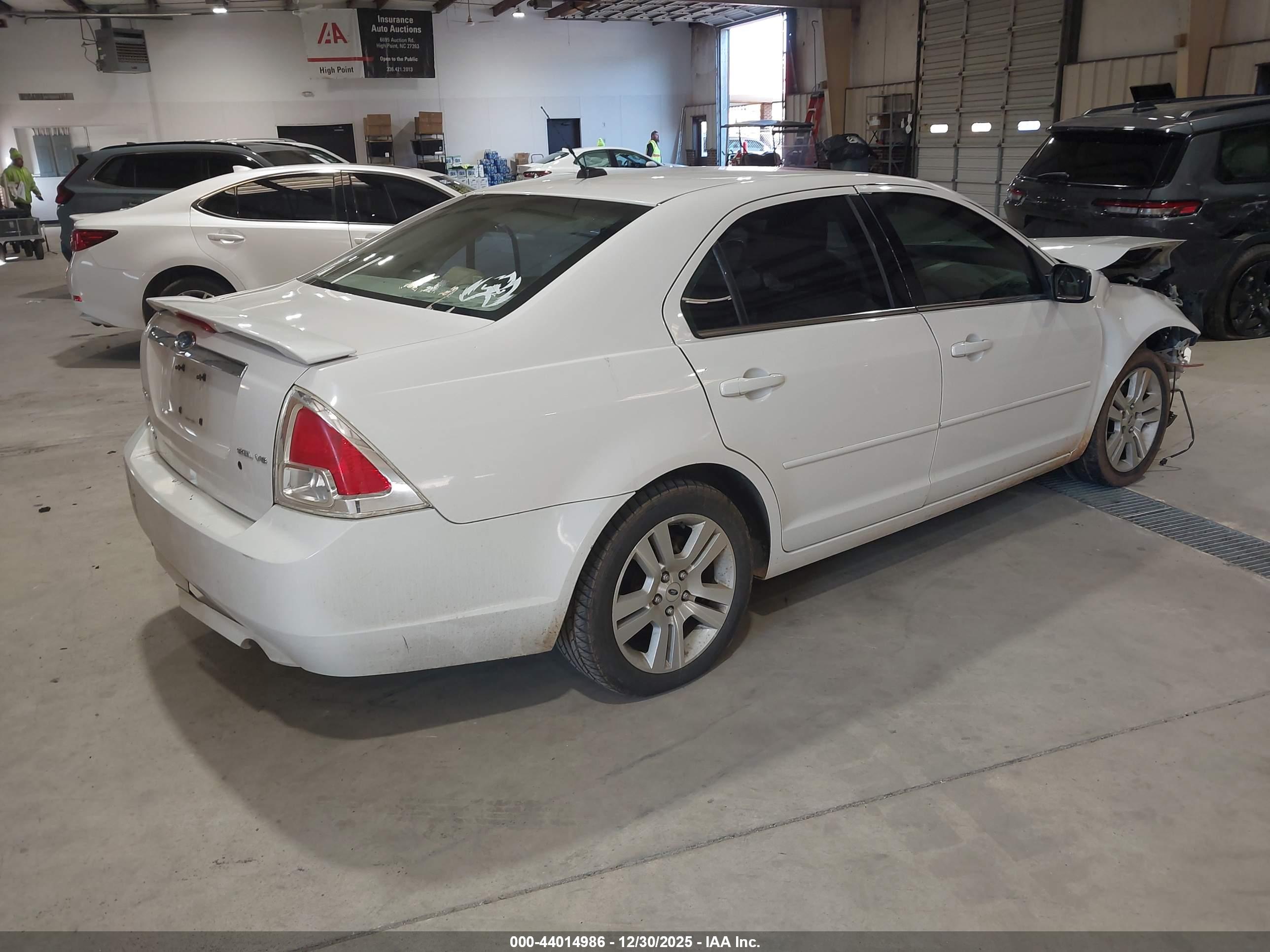 FORD FUSION image 4