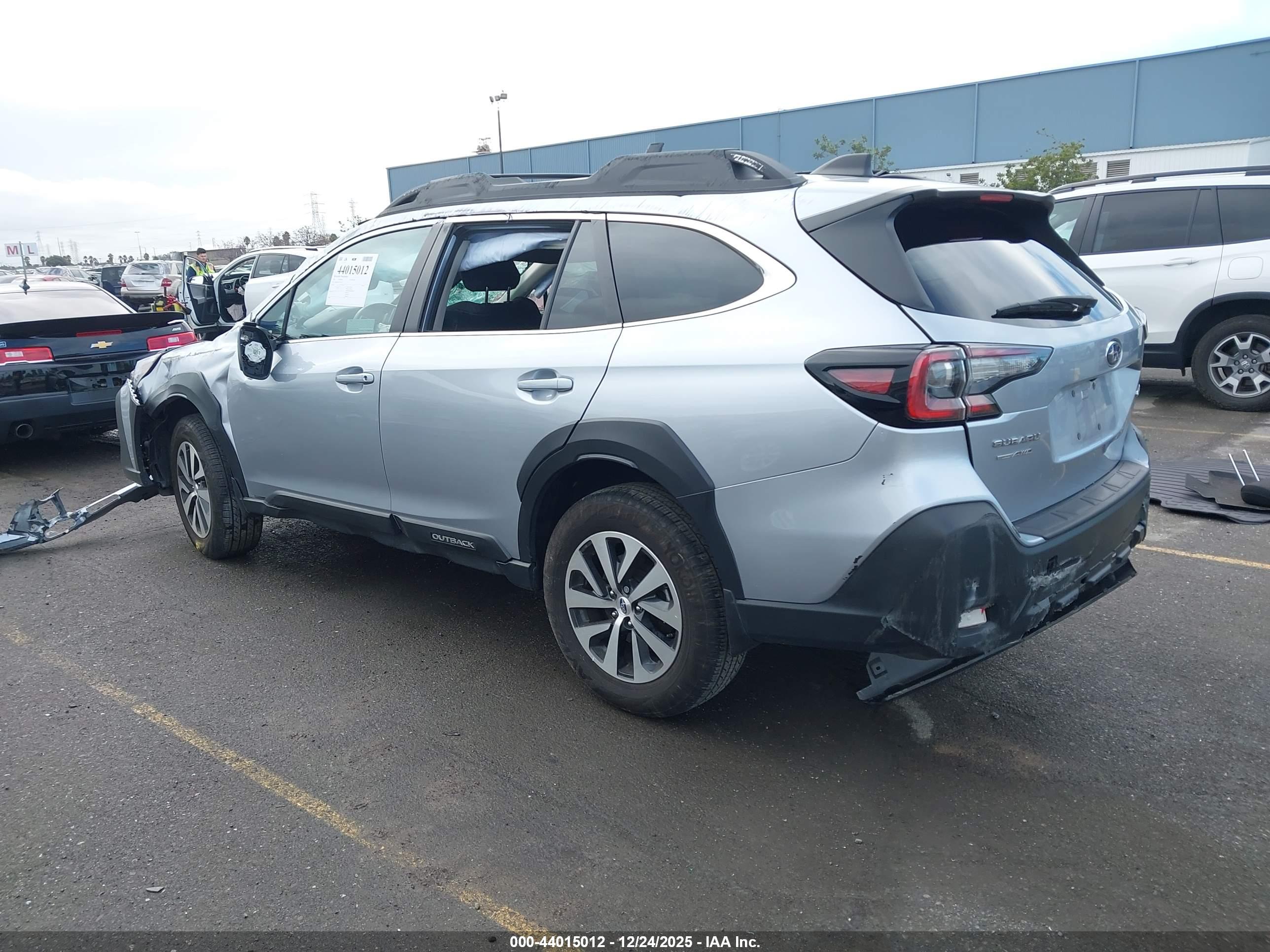 SUBARU OUTBACK image 3