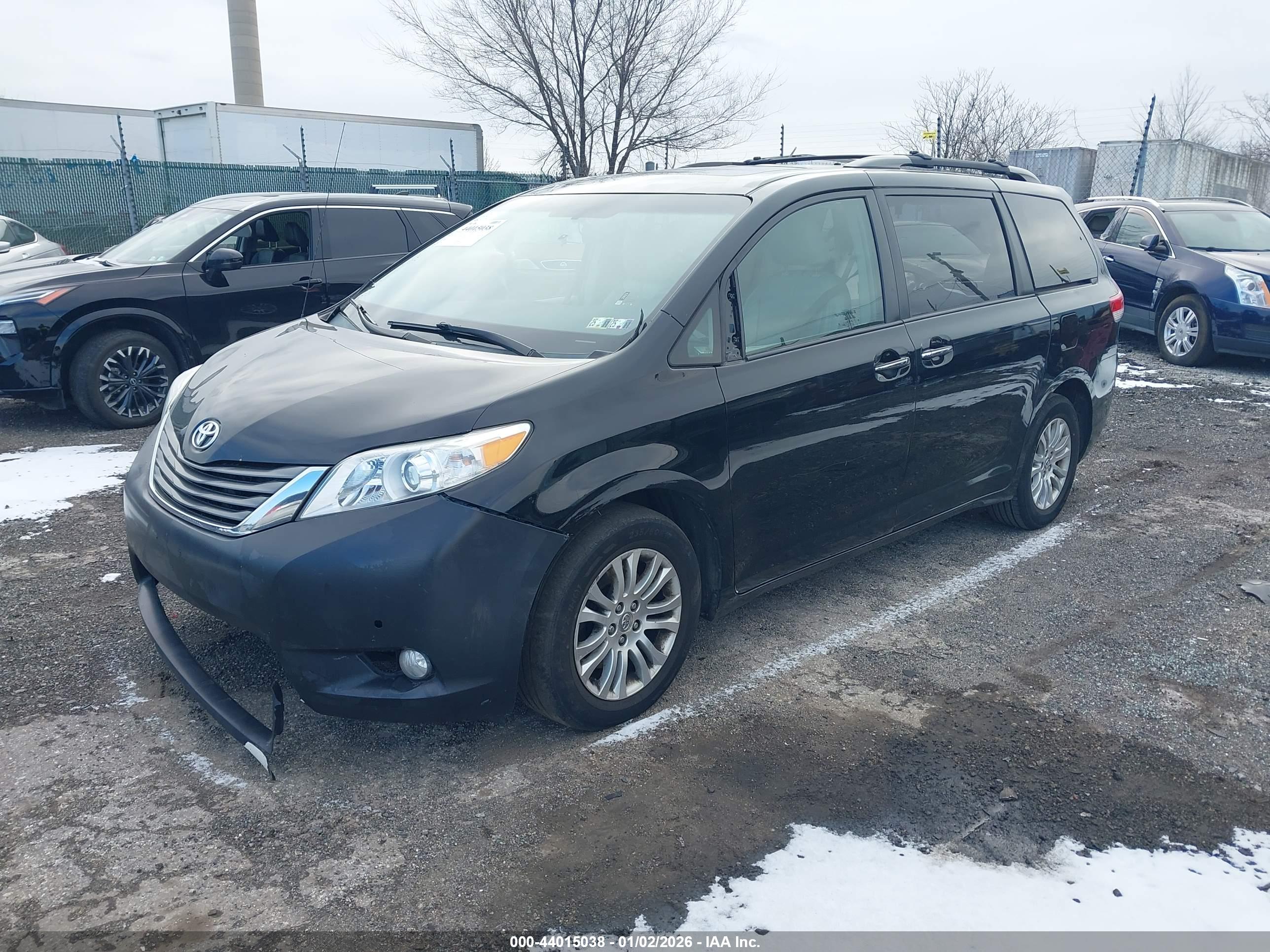 TOYOTA SIENNA image 2