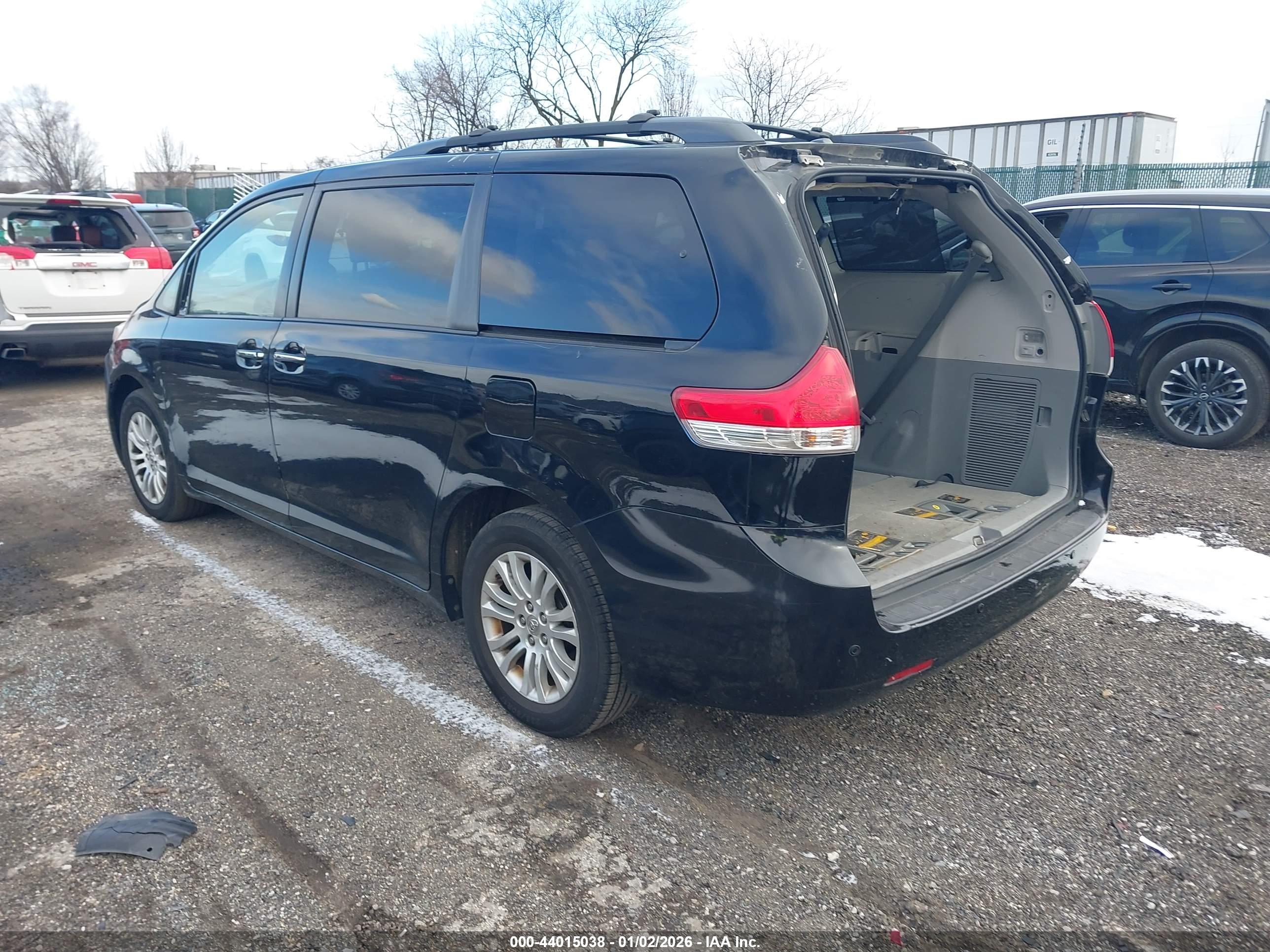 TOYOTA SIENNA image 3